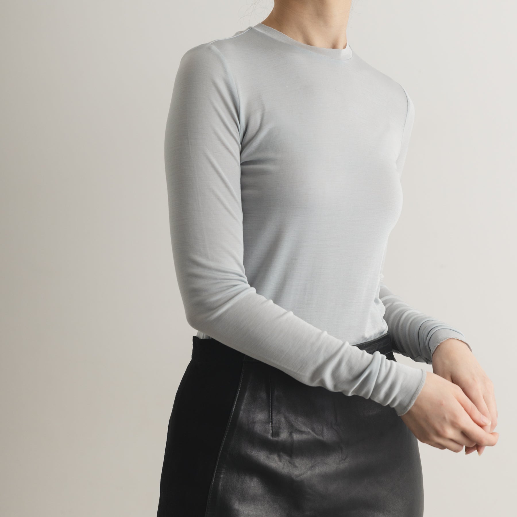 シルク100%クルーネックロングスリーブ, パウダーブルーの着用イメージ(前)