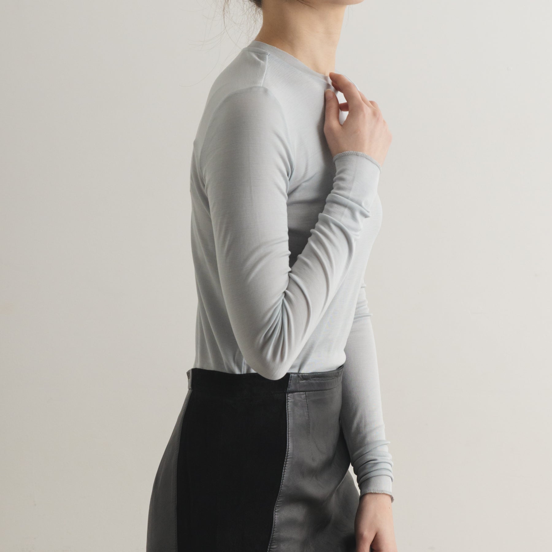 シルク100%クルーネックロングスリーブ, パウダーブルーの着用イメージ(横)