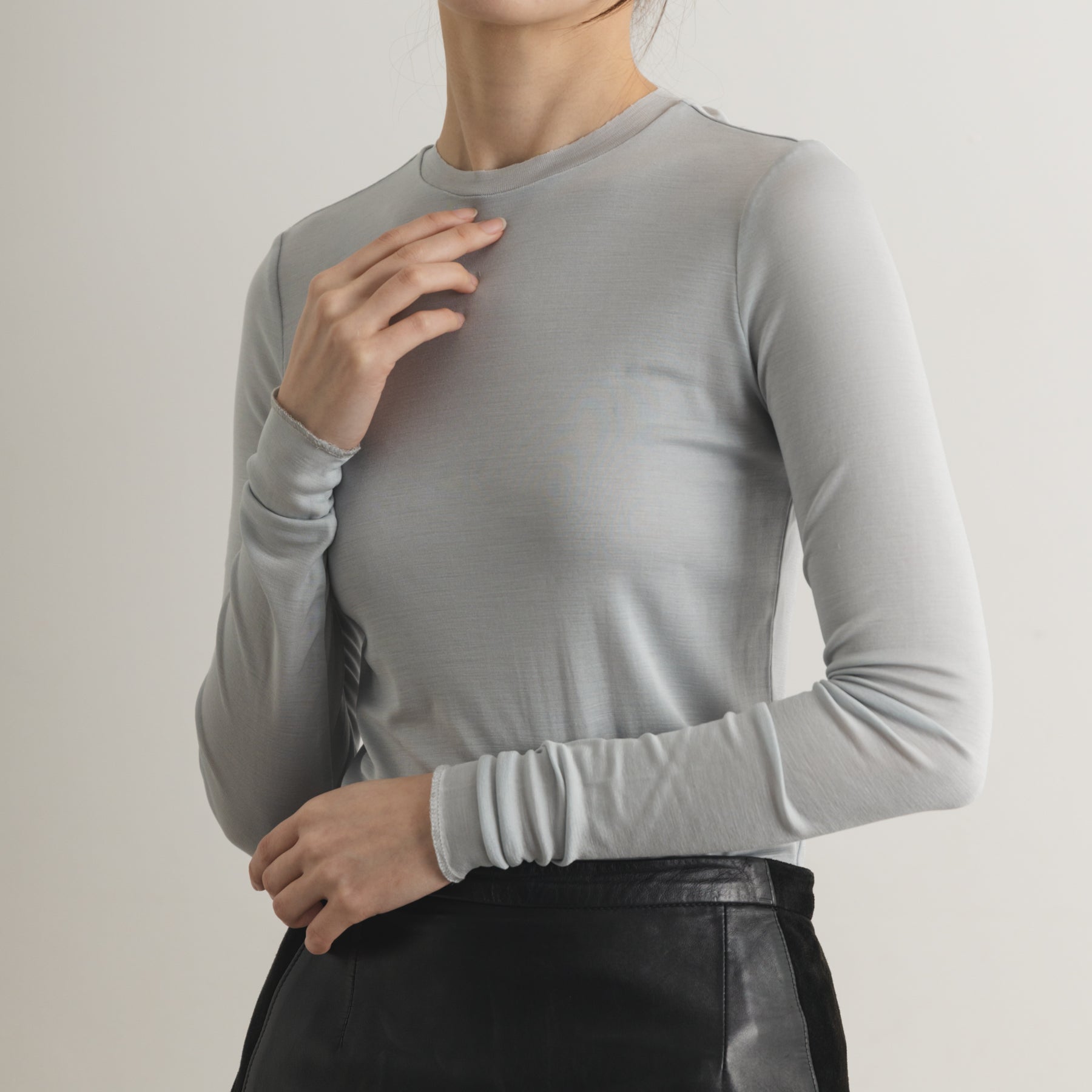 シルク100%クルーネックロングスリーブ, パウダーブルーの着用イメージ(前)