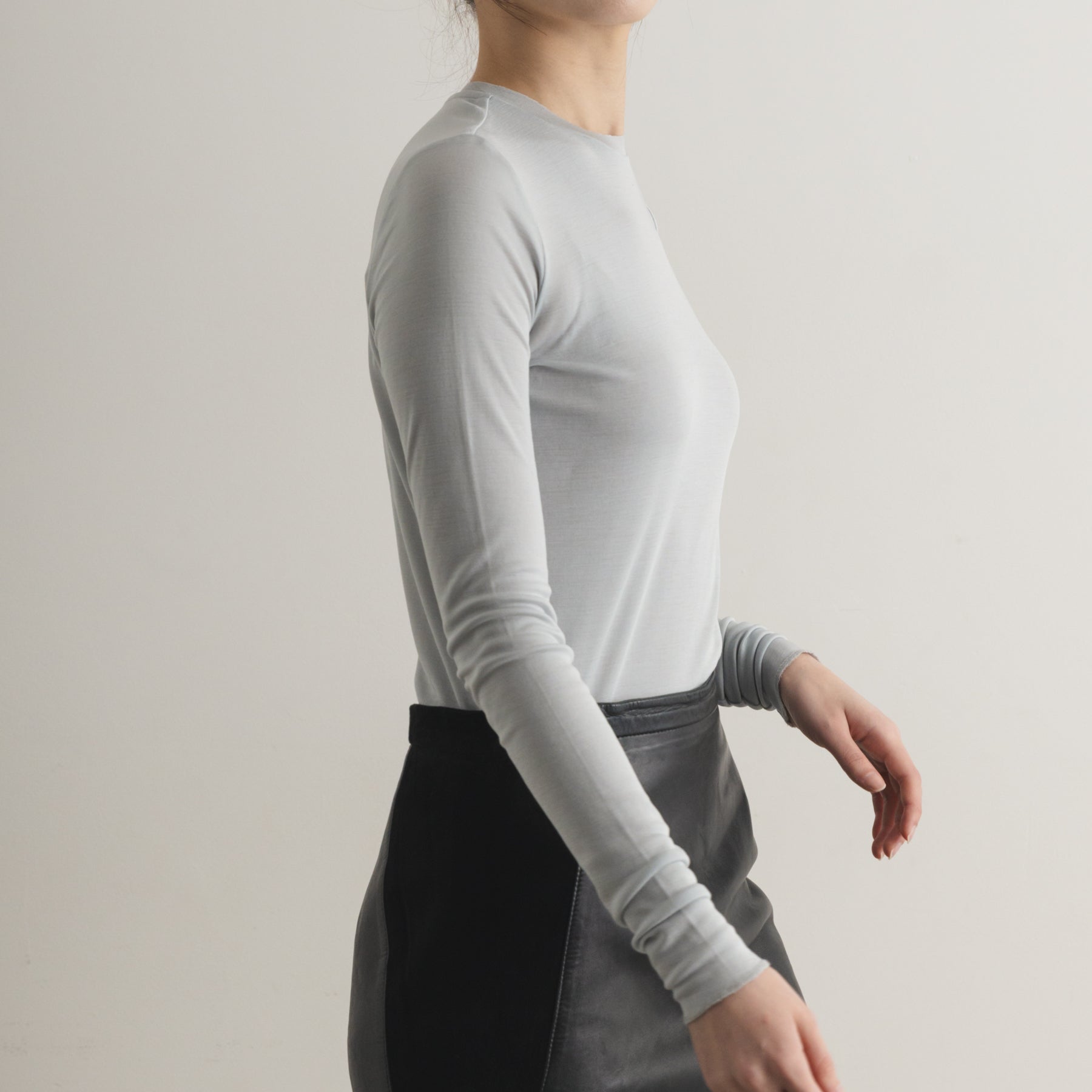 シルク100%クルーネックロングスリーブ, パウダーブルーの着用イメージ(横)