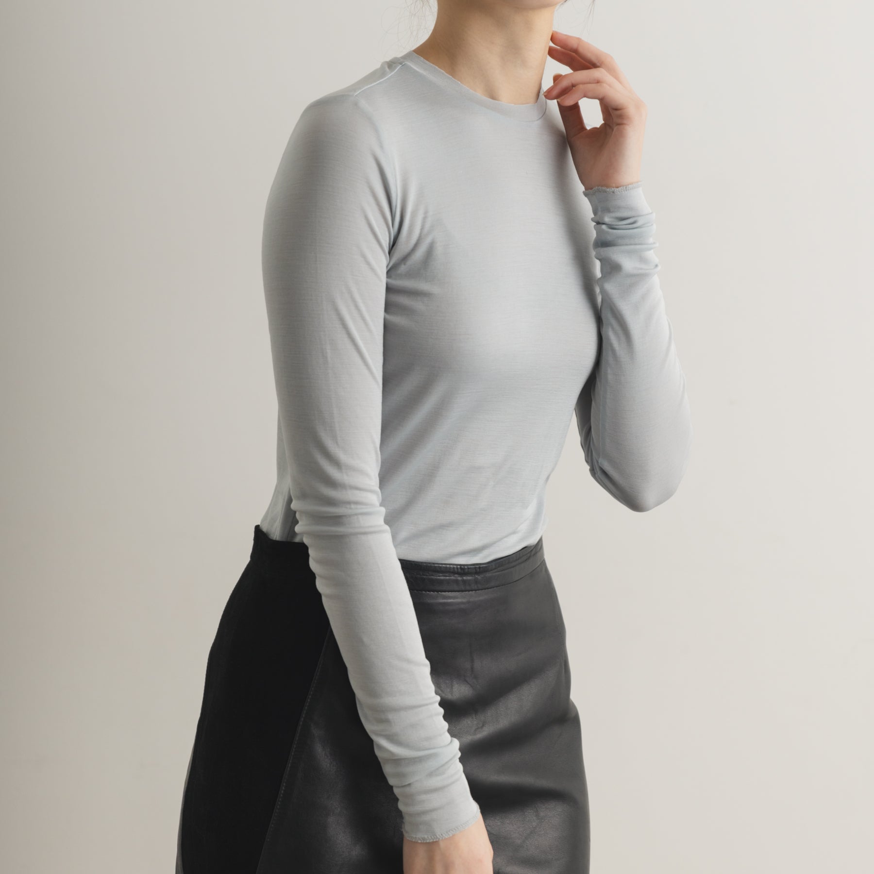 シルク100%クルーネックロングスリーブ, パウダーブルーの着用イメージ(斜め前)