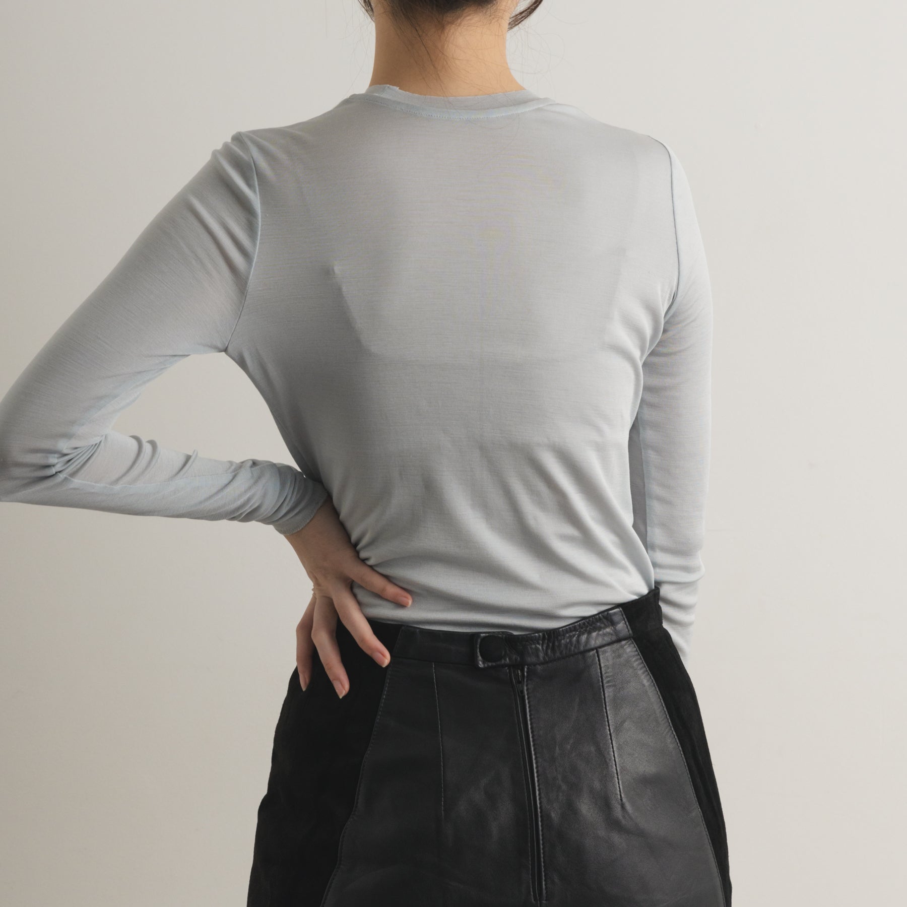 シルク100%クルーネックロングスリーブ, パウダーブルーの着用イメージ(後)