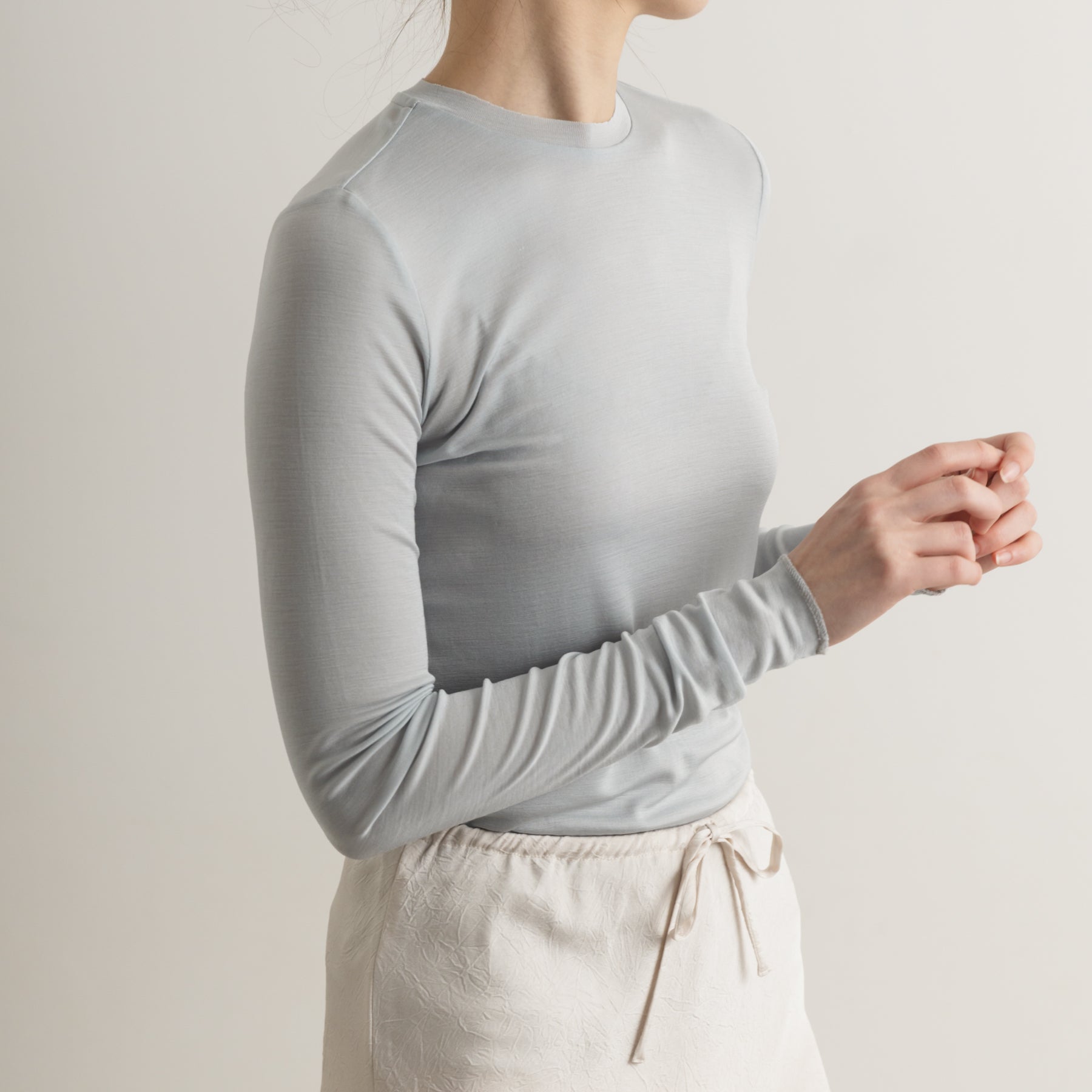 シルク100%クルーネックロングスリーブ, パウダーブルーの着用イメージ(斜め前)