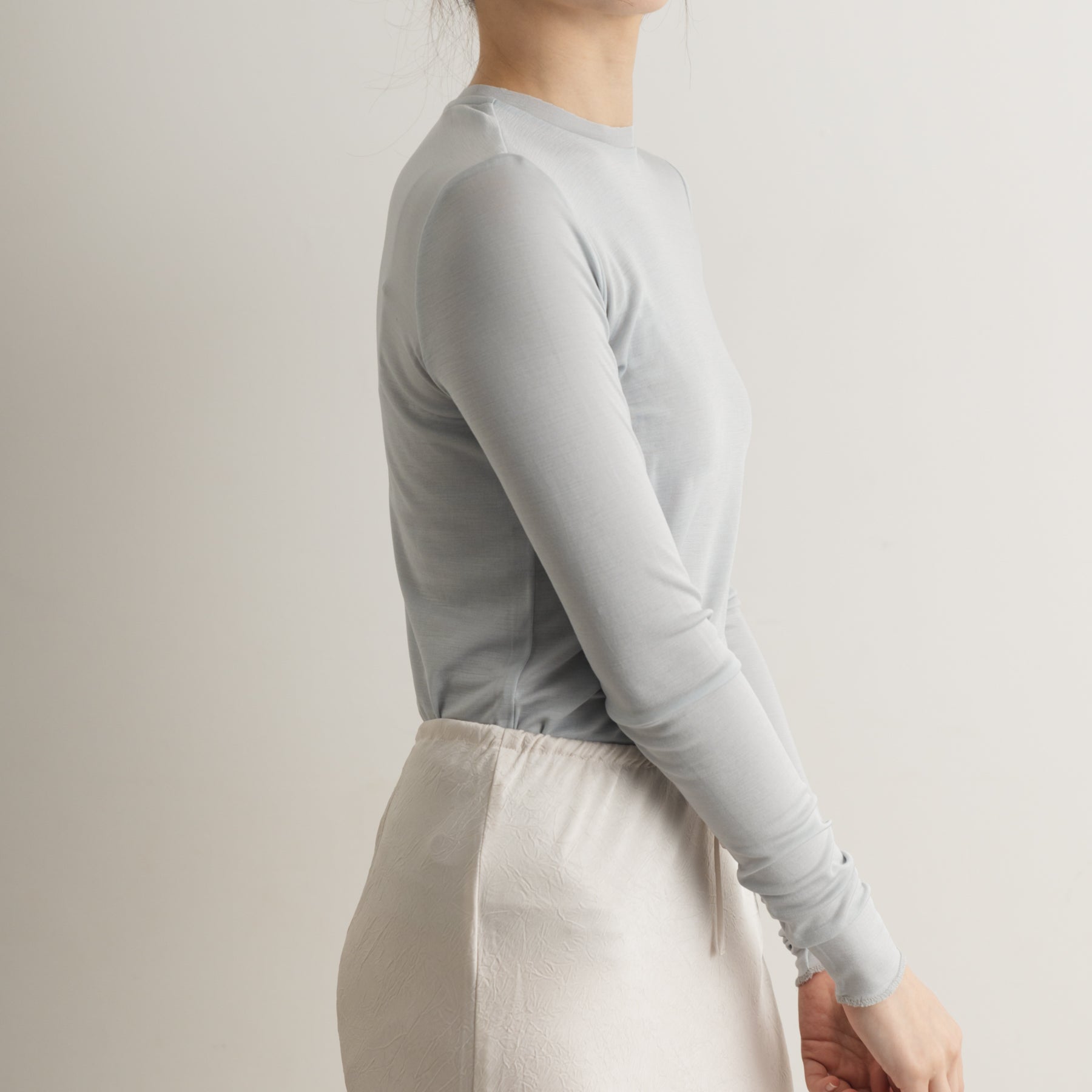 シルク100%クルーネックロングスリーブ, パウダーブルーの着用イメージ(横)
