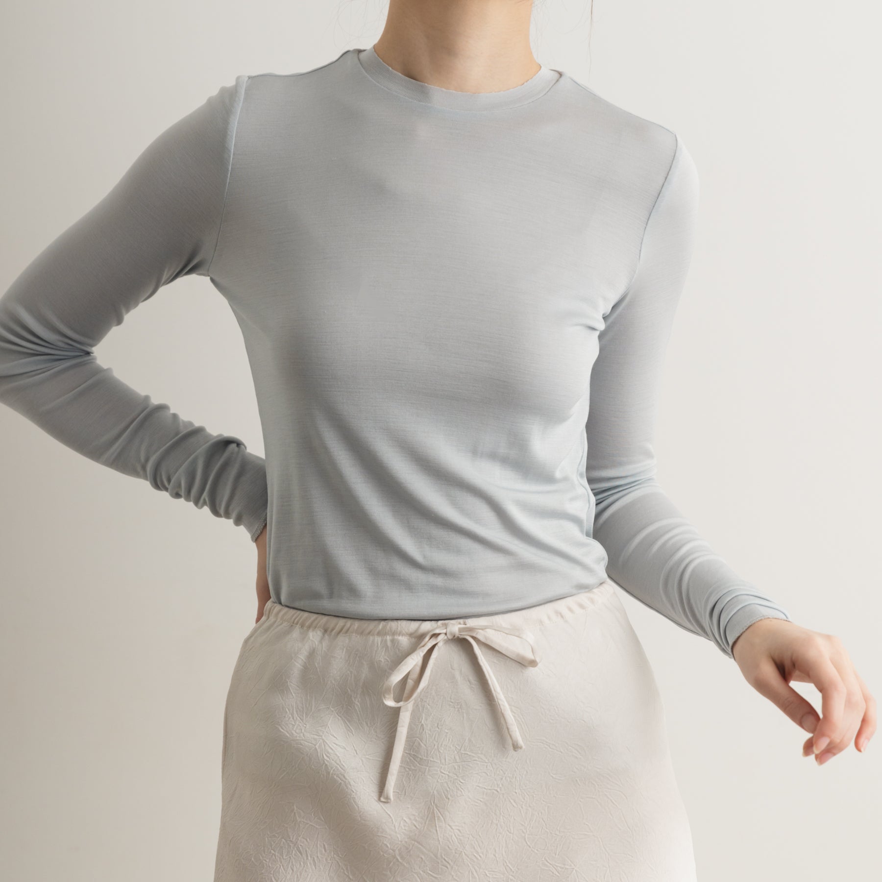 シルク100%クルーネックロングスリーブ, パウダーブルーの着用イメージ(前)