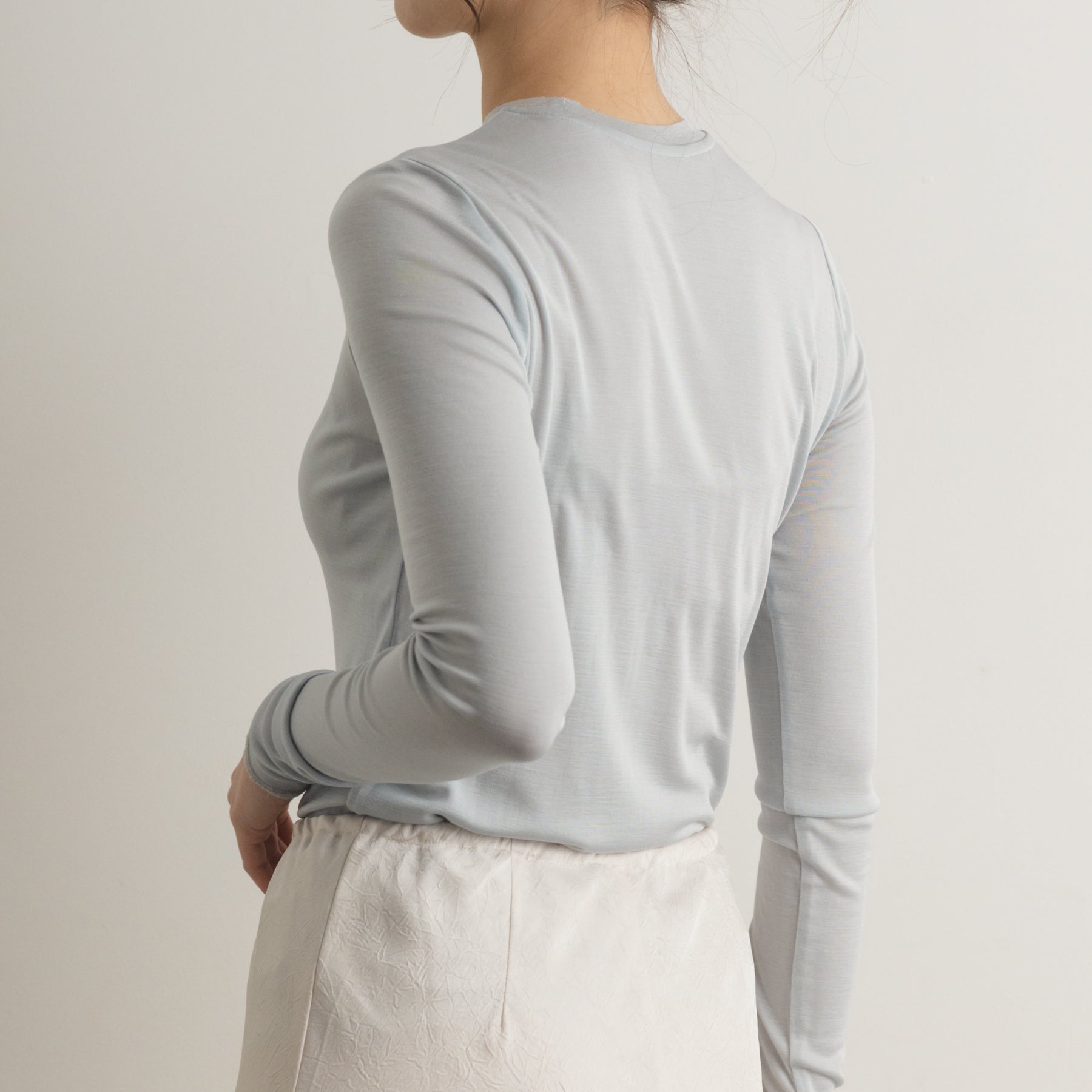 シルク100%クルーネックロングスリーブ, パウダーブルーの着用イメージ(斜め後)