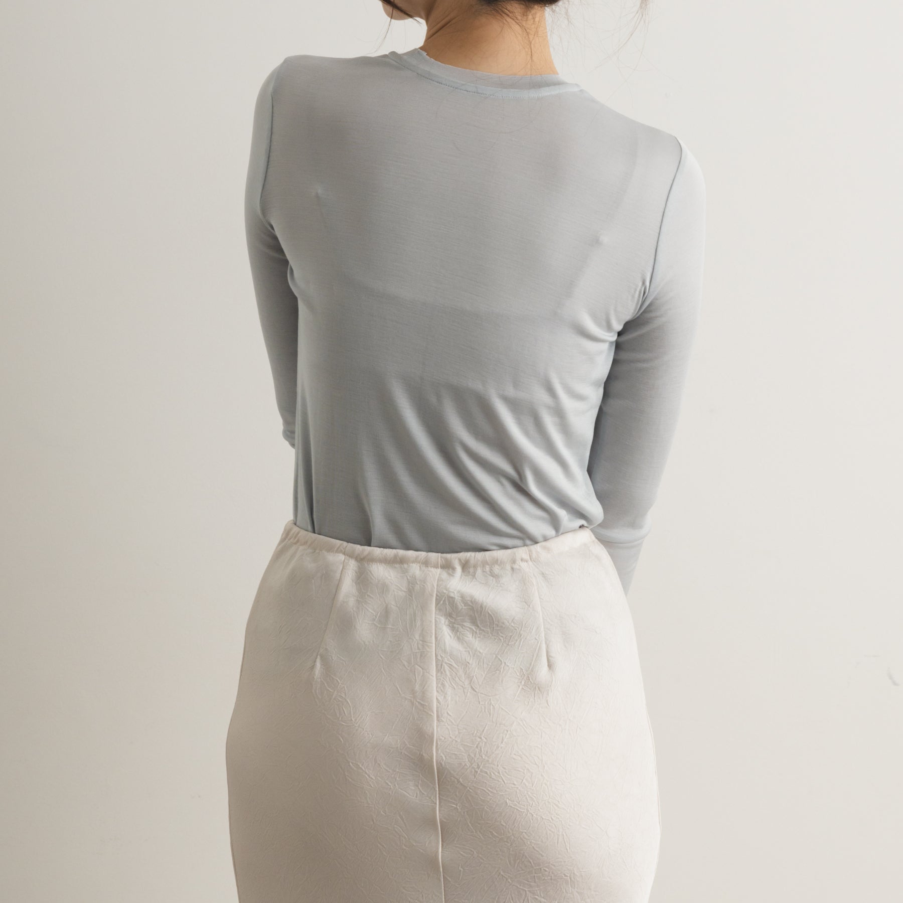 シルク100%クルーネックロングスリーブ, パウダーブルーの着用イメージ(後)