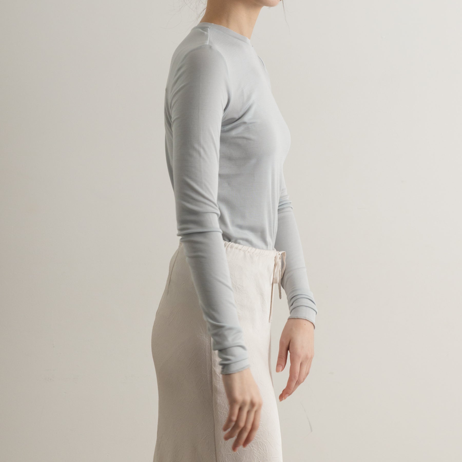 シルク100%クルーネックロングスリーブ, パウダーブルーの着用イメージ(横)