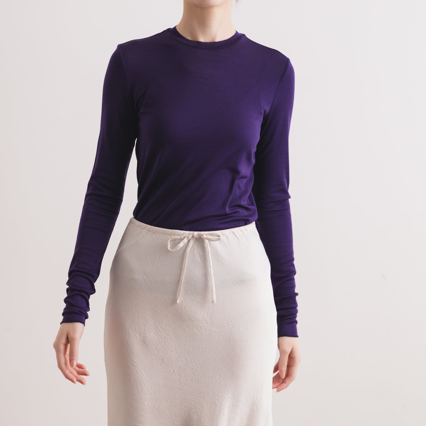 シルク100%クルーネックロングスリーブ, ダークパープルの着用イメージ(前)