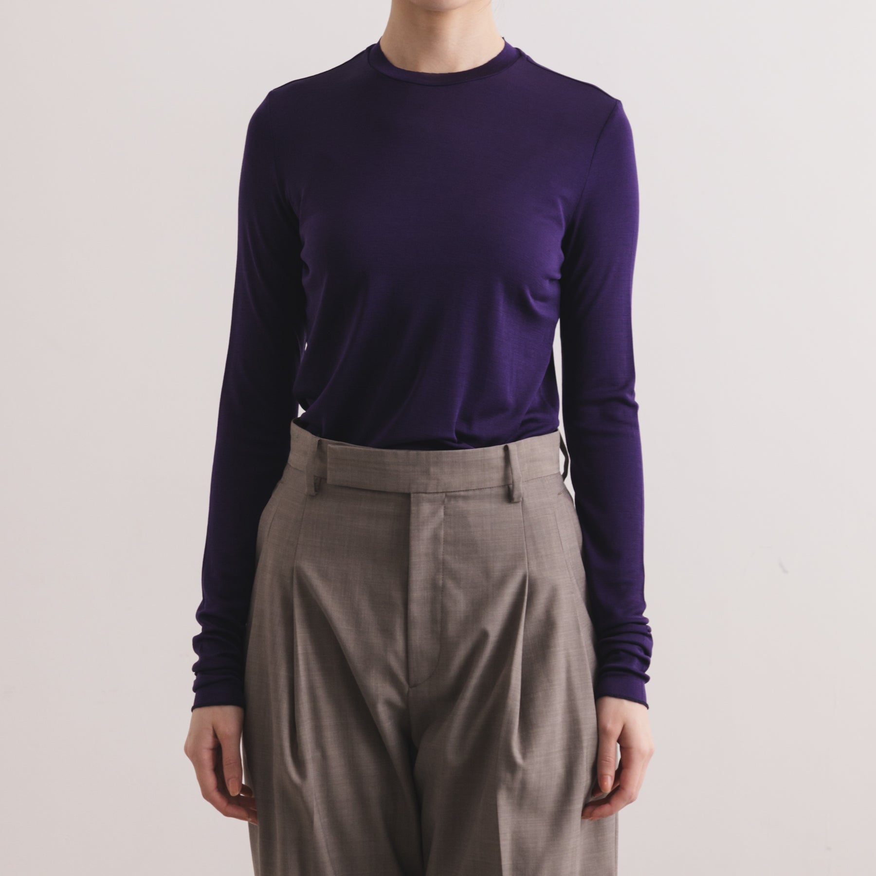 シルク100%クルーネックロングスリーブ, ダークパープルの着用イメージ(前)