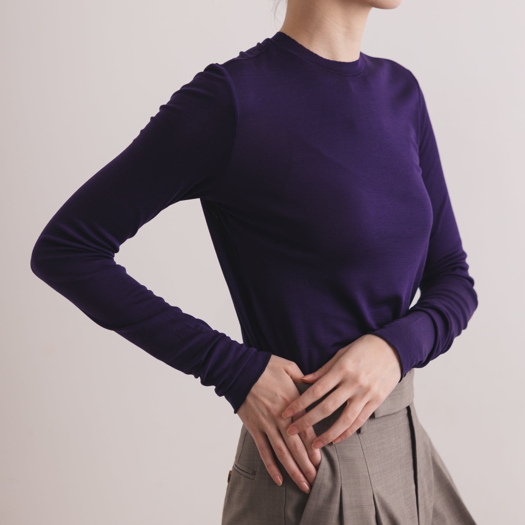 シルク100%クルーネックロングスリーブ, ダークパープルの着用イメージ(斜め前)