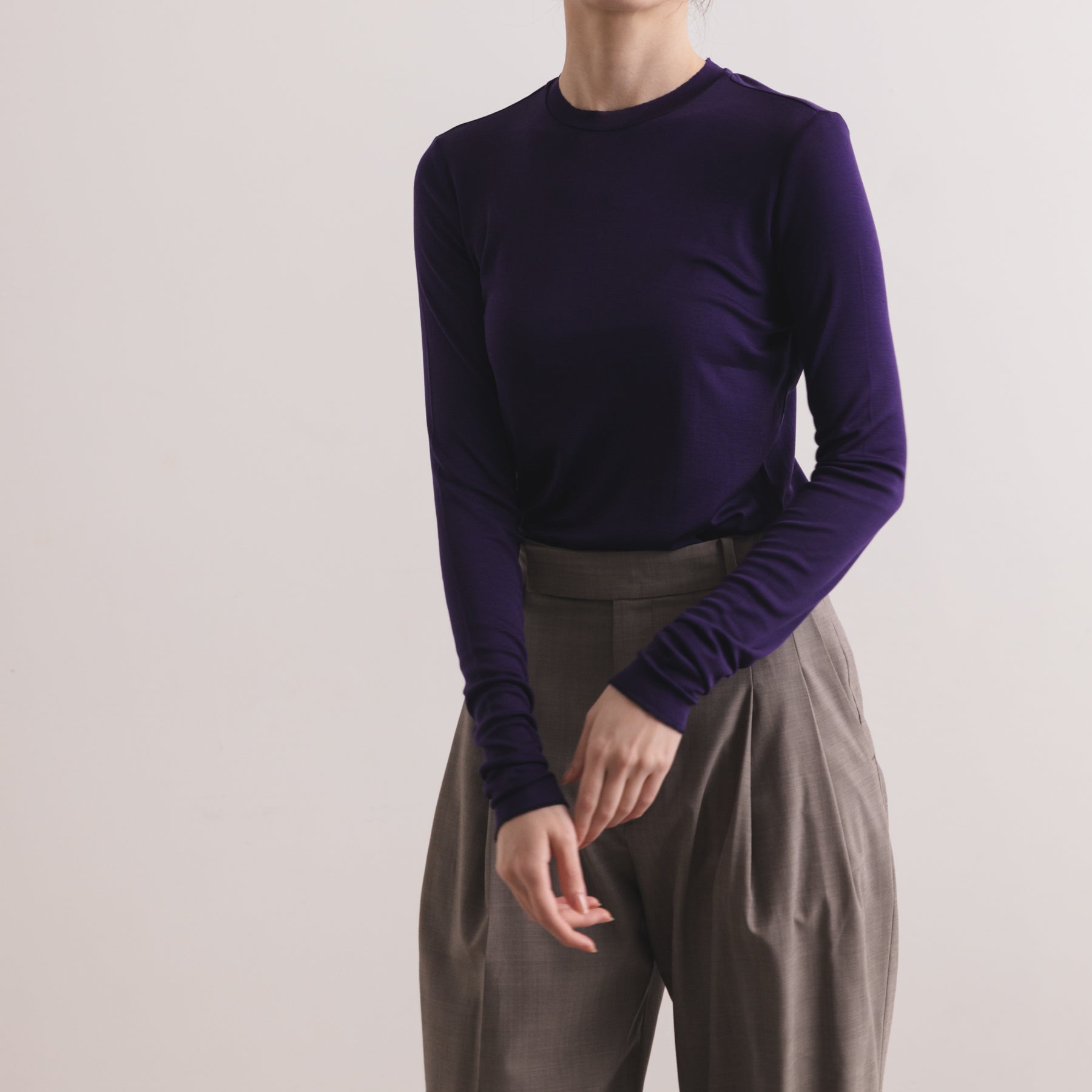 シルク100%クルーネックロングスリーブ, ダークパープルの着用イメージ(前)