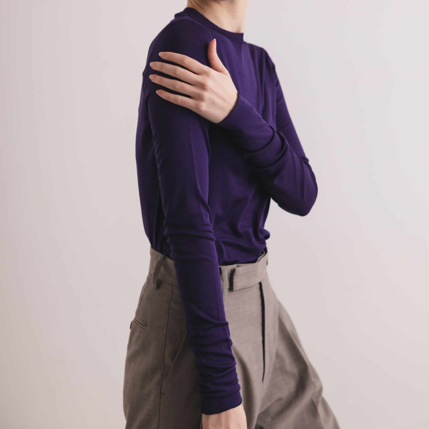 シルク100%クルーネックロングスリーブ, ダークパープルの着用イメージ(横)