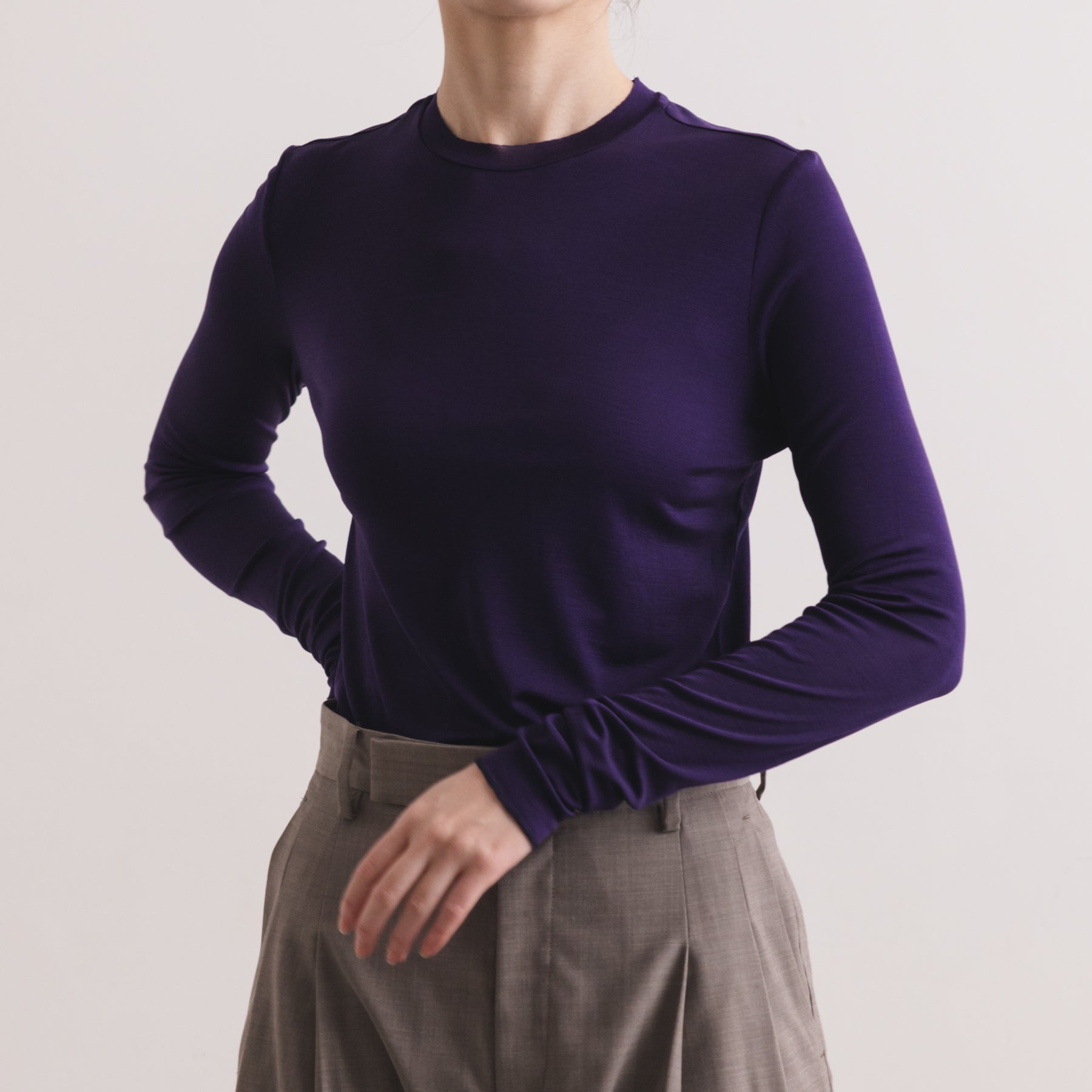 シルク100%クルーネックロングスリーブ, ダークパープルの着用イメージ(前)