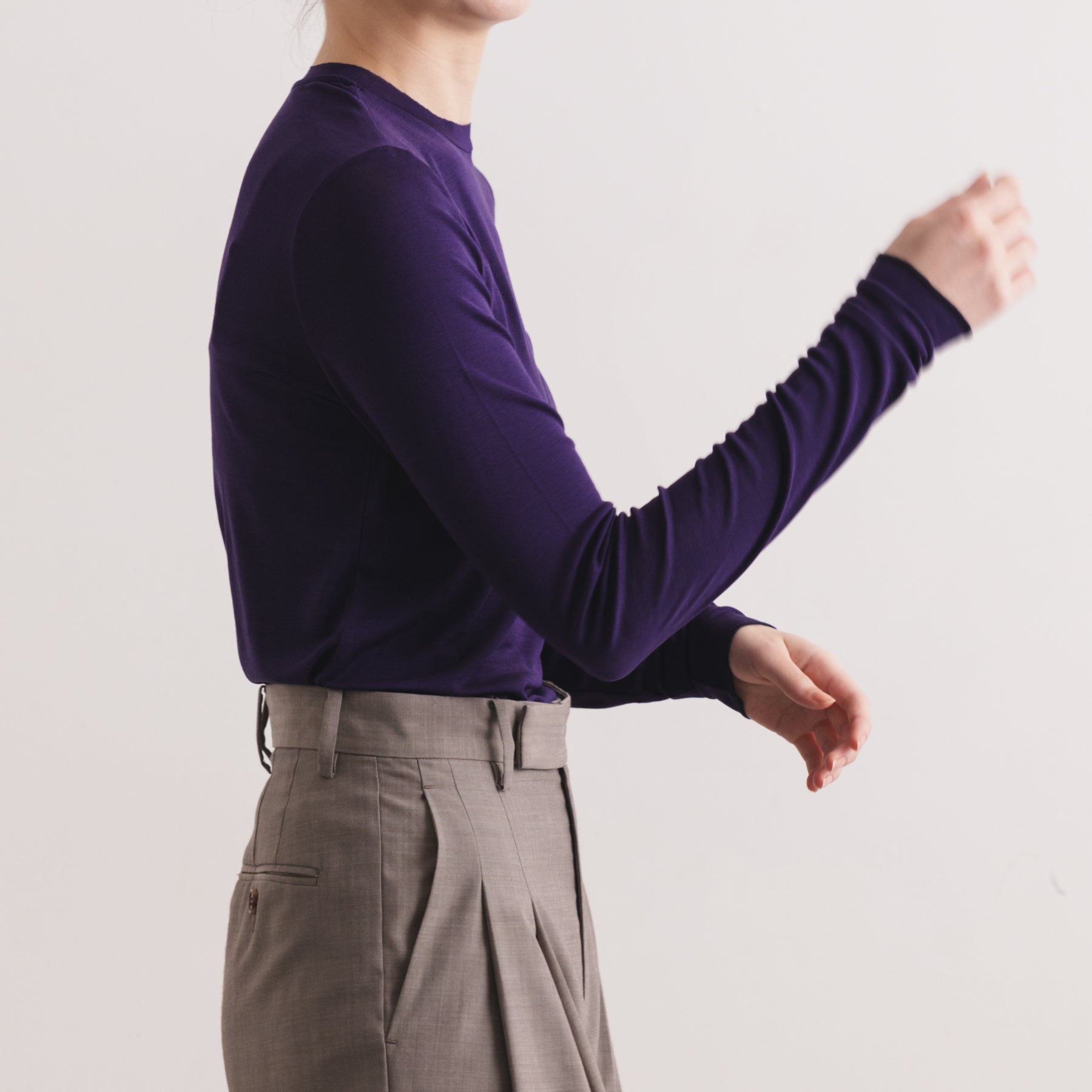 シルク100%クルーネックロングスリーブ, ダークパープルの着用イメージ(横)