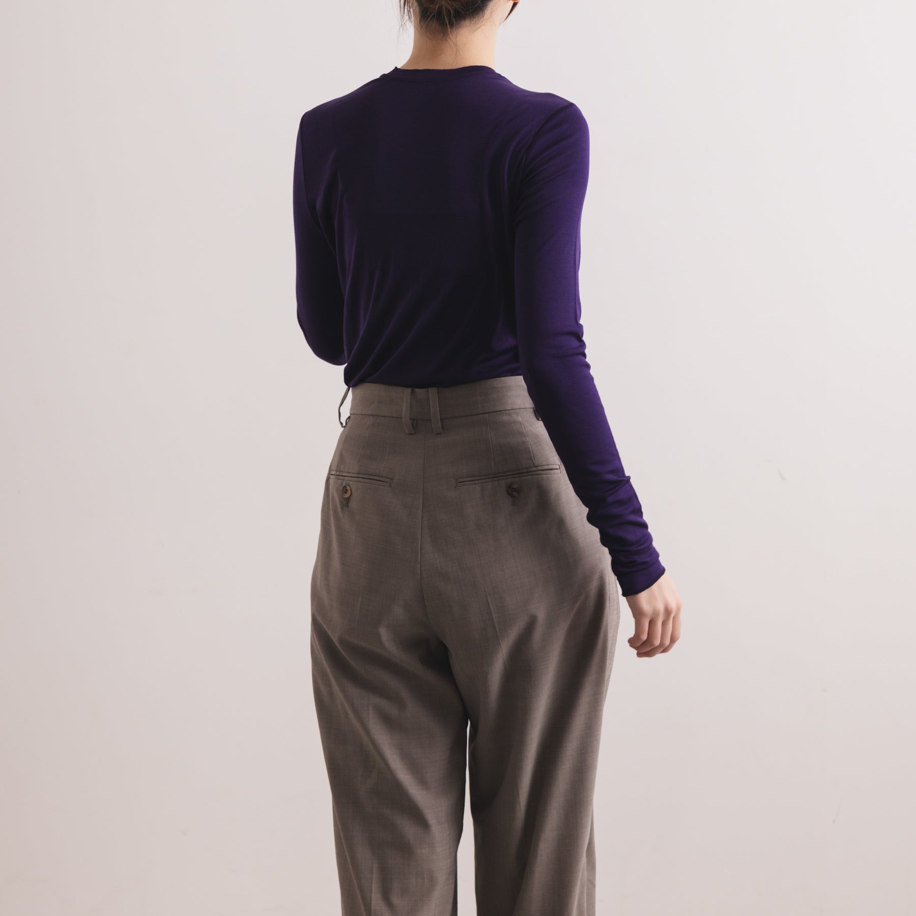 シルク100%クルーネックロングスリーブ, ダークパープルの着用イメージ(後)