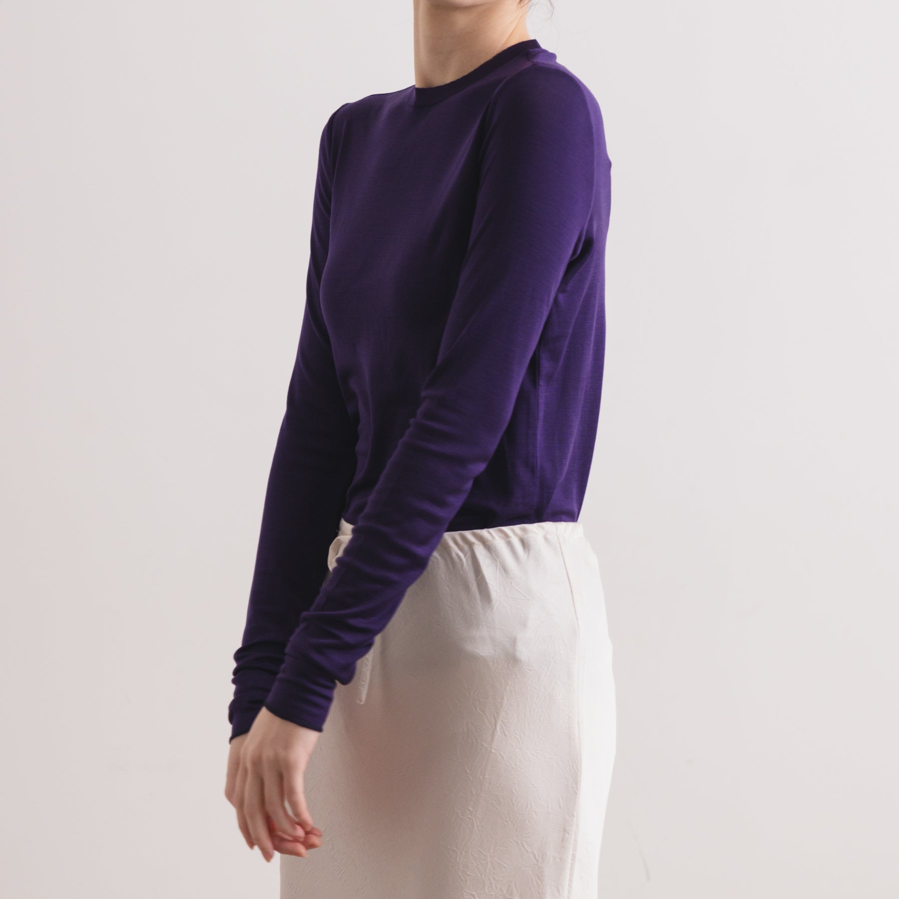 シルク100%クルーネックロングスリーブ, ダークパープルの着用イメージ(斜め前)