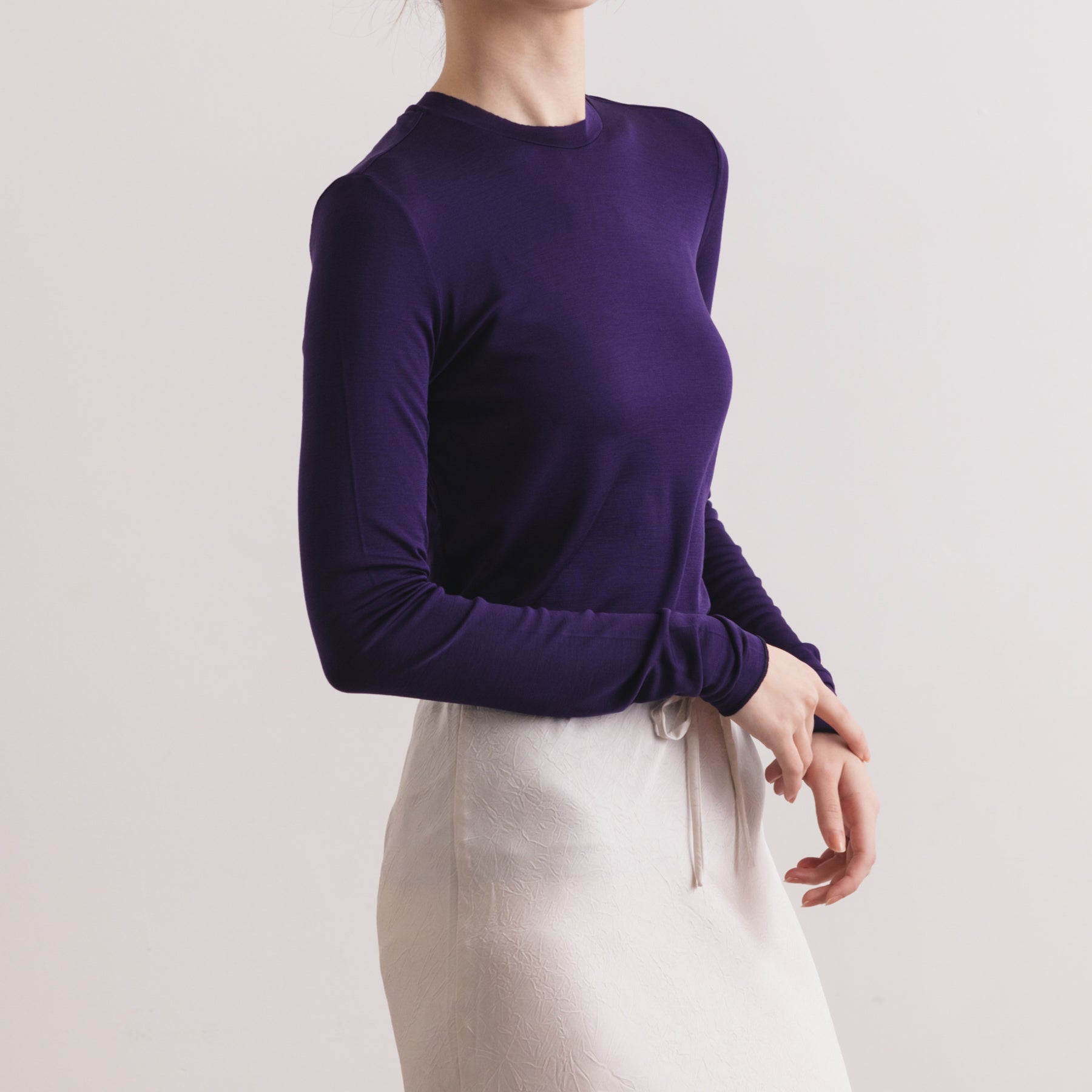 シルク100%クルーネックロングスリーブ, ダークパープルの着用イメージ(斜め前)