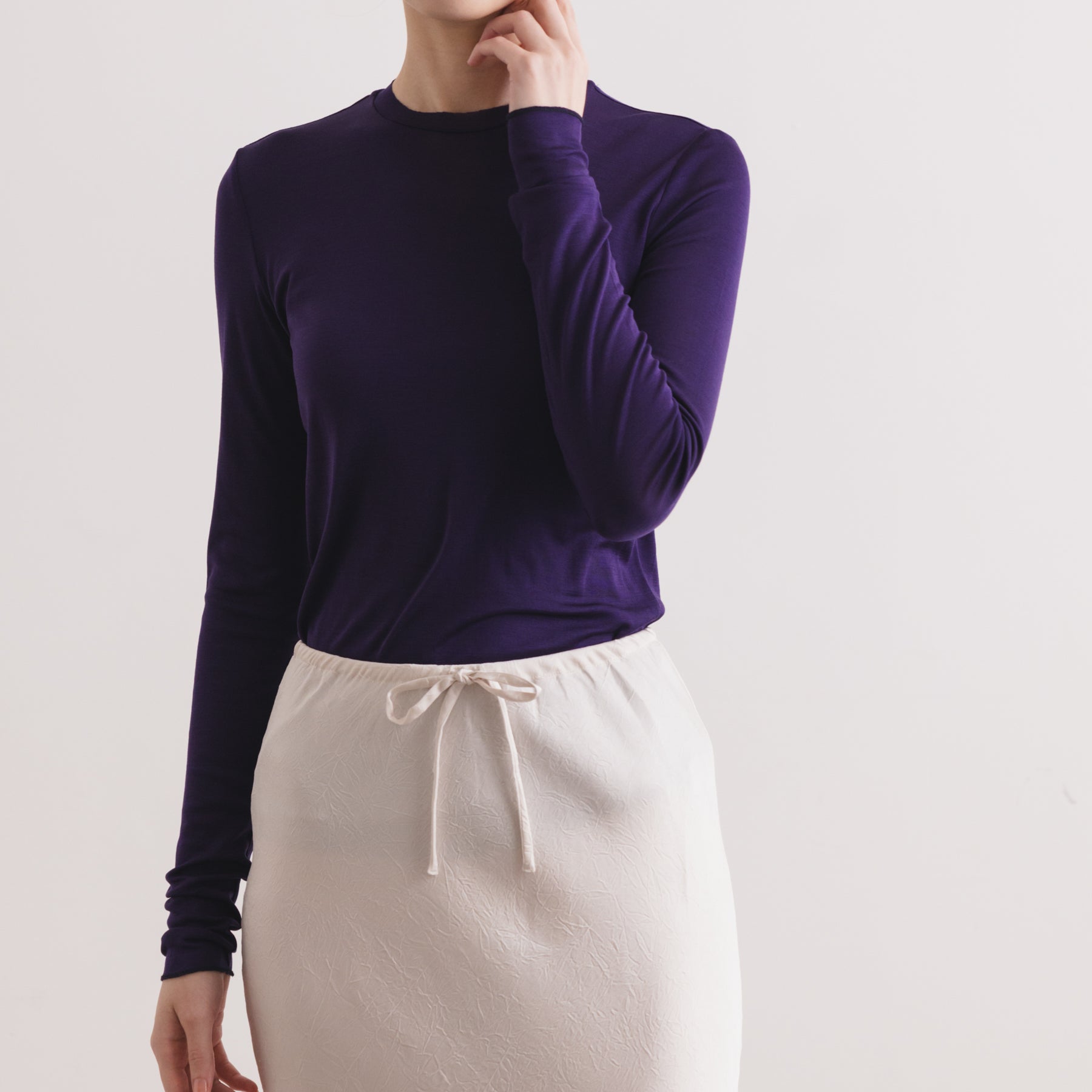 シルク100%クルーネックロングスリーブ, ダークパープルの着用イメージ(前)