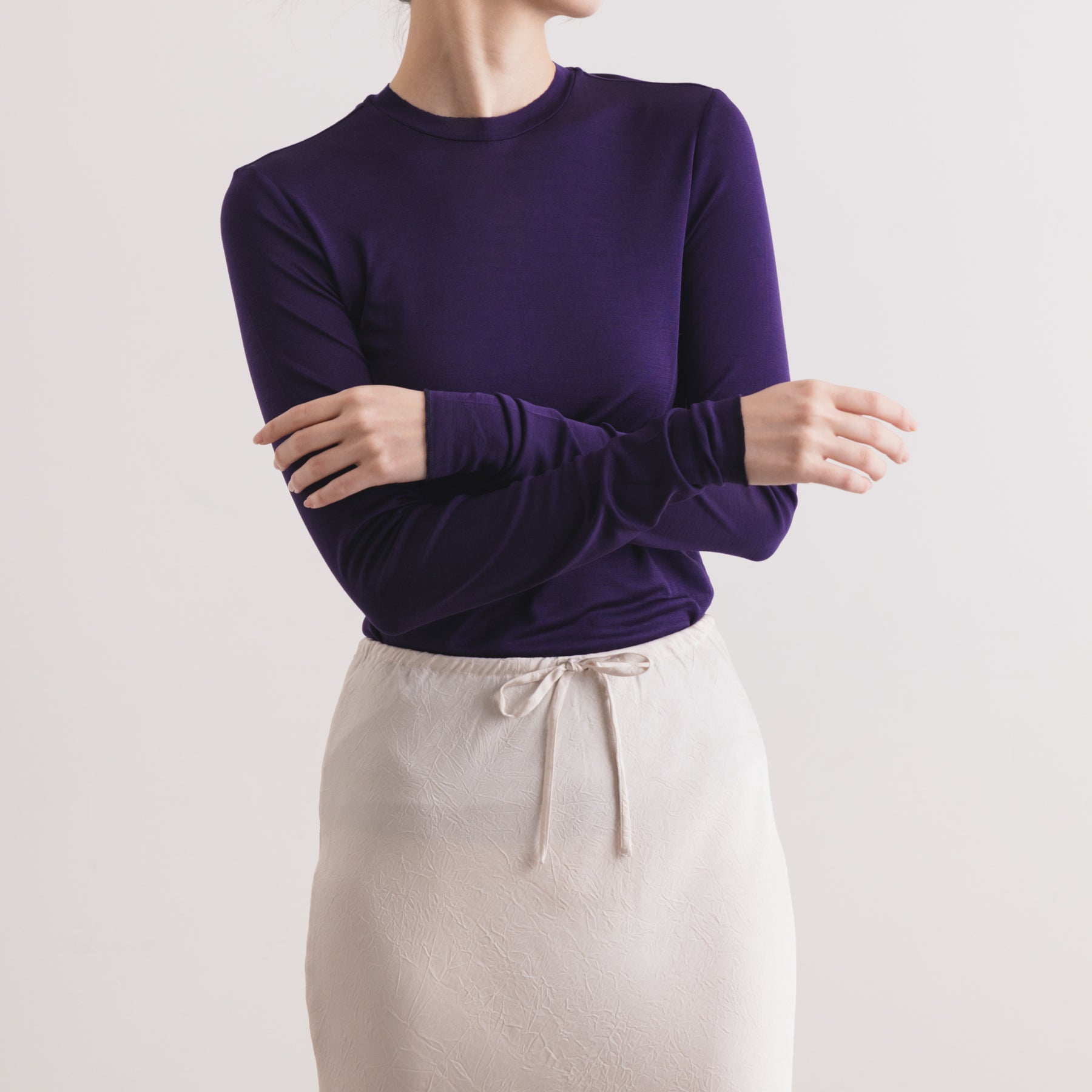 シルク100%クルーネックロングスリーブ, ダークパープルの着用イメージ(前)