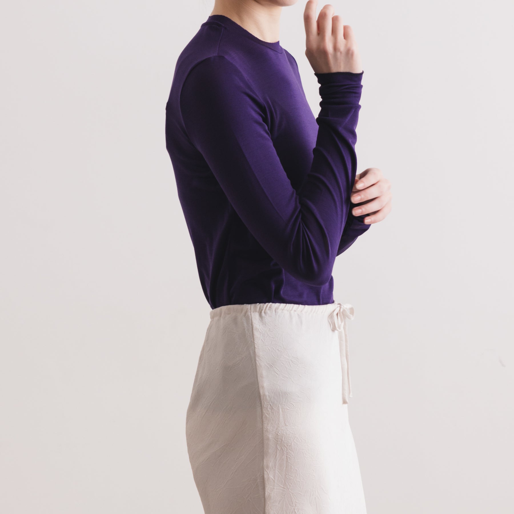 シルク100%クルーネックロングスリーブ, ダークパープルの着用イメージ(横)
