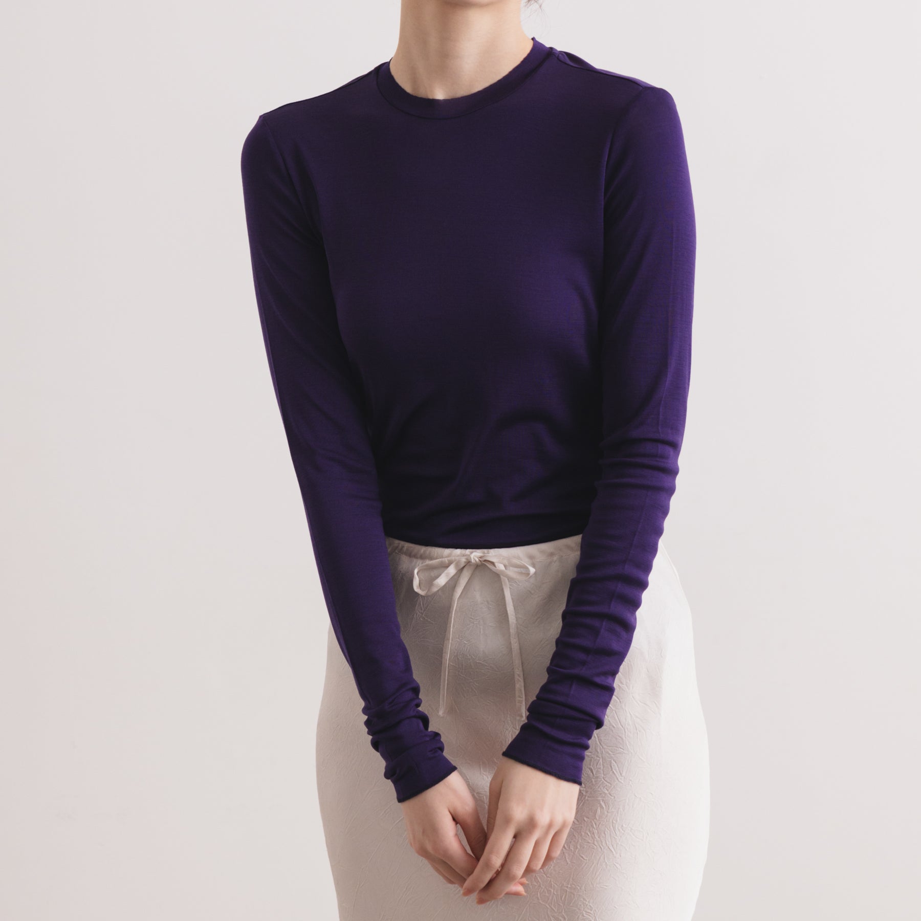 シルク100%クルーネックロングスリーブ, ダークパープルの着用イメージ(前)