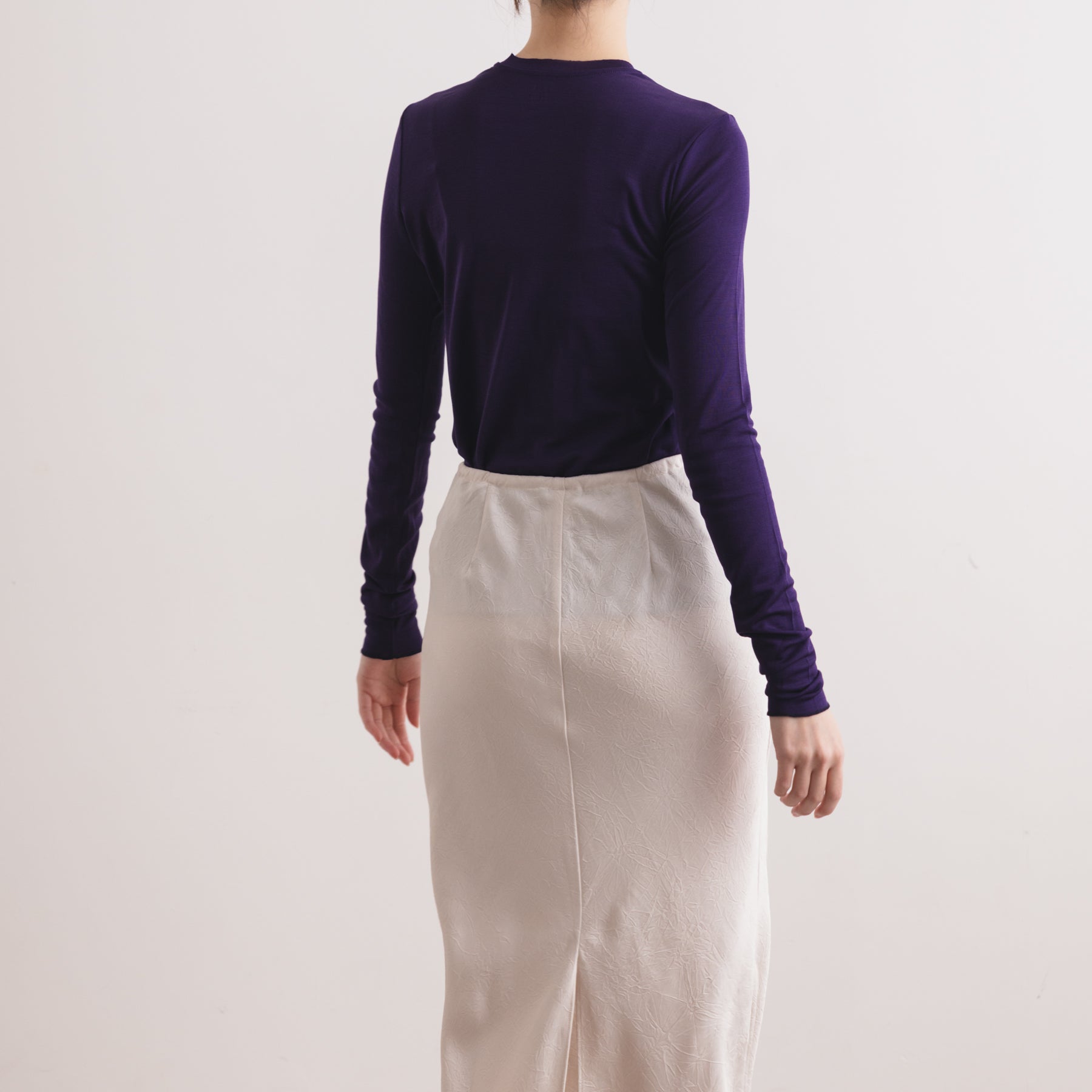 シルク100%クルーネックロングスリーブ, ダークパープルの着用イメージ(後)