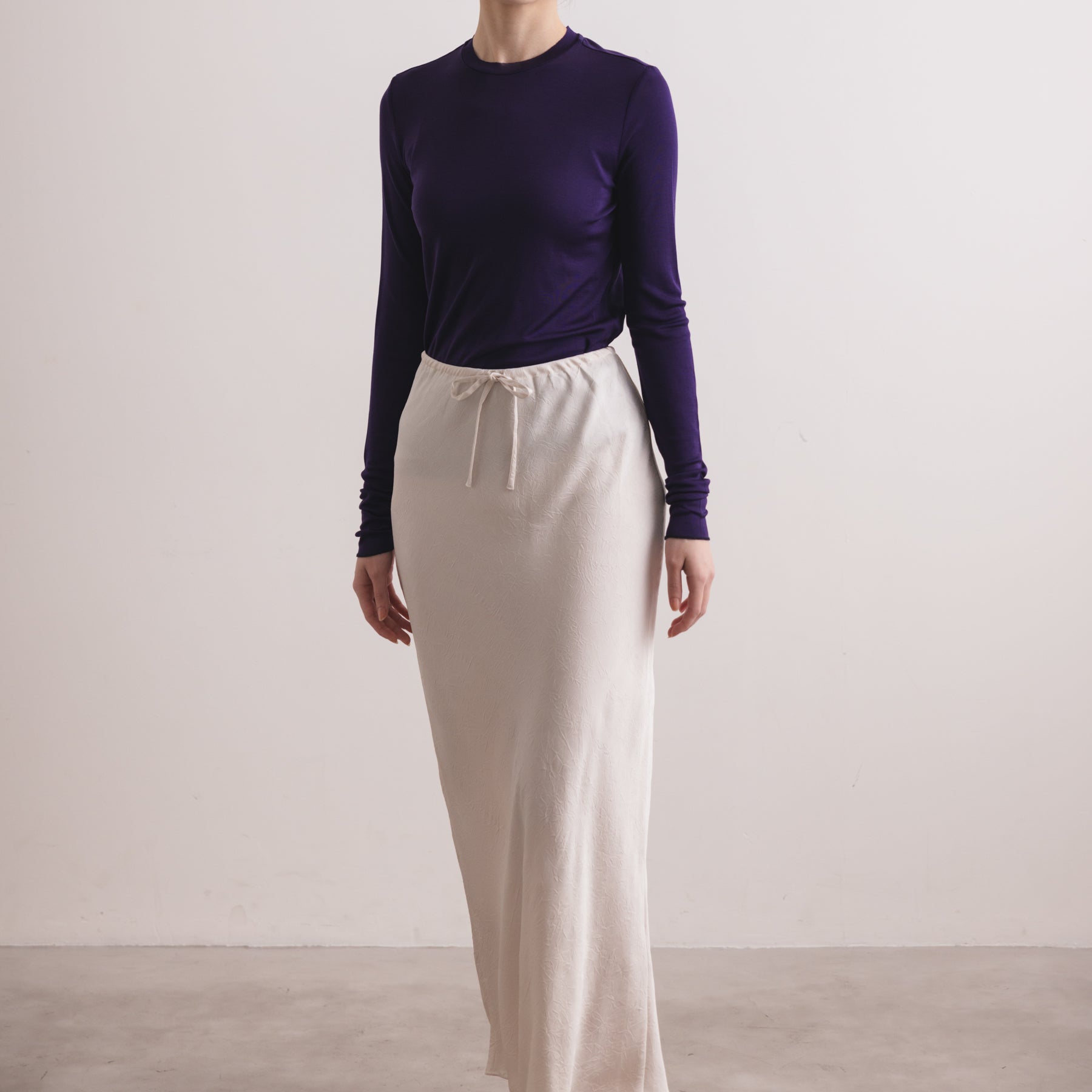 シルク100%クルーネックロングスリーブ, ダークパープルの着用イメージ(前)