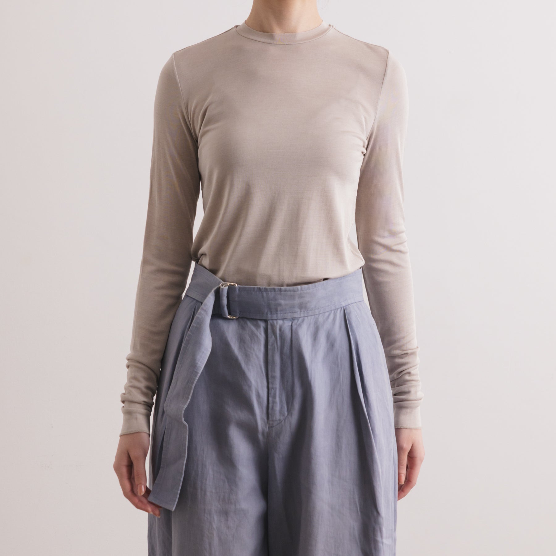 シルク100%クルーネックロングスリーブ, オイスターの着用イメージ(前)