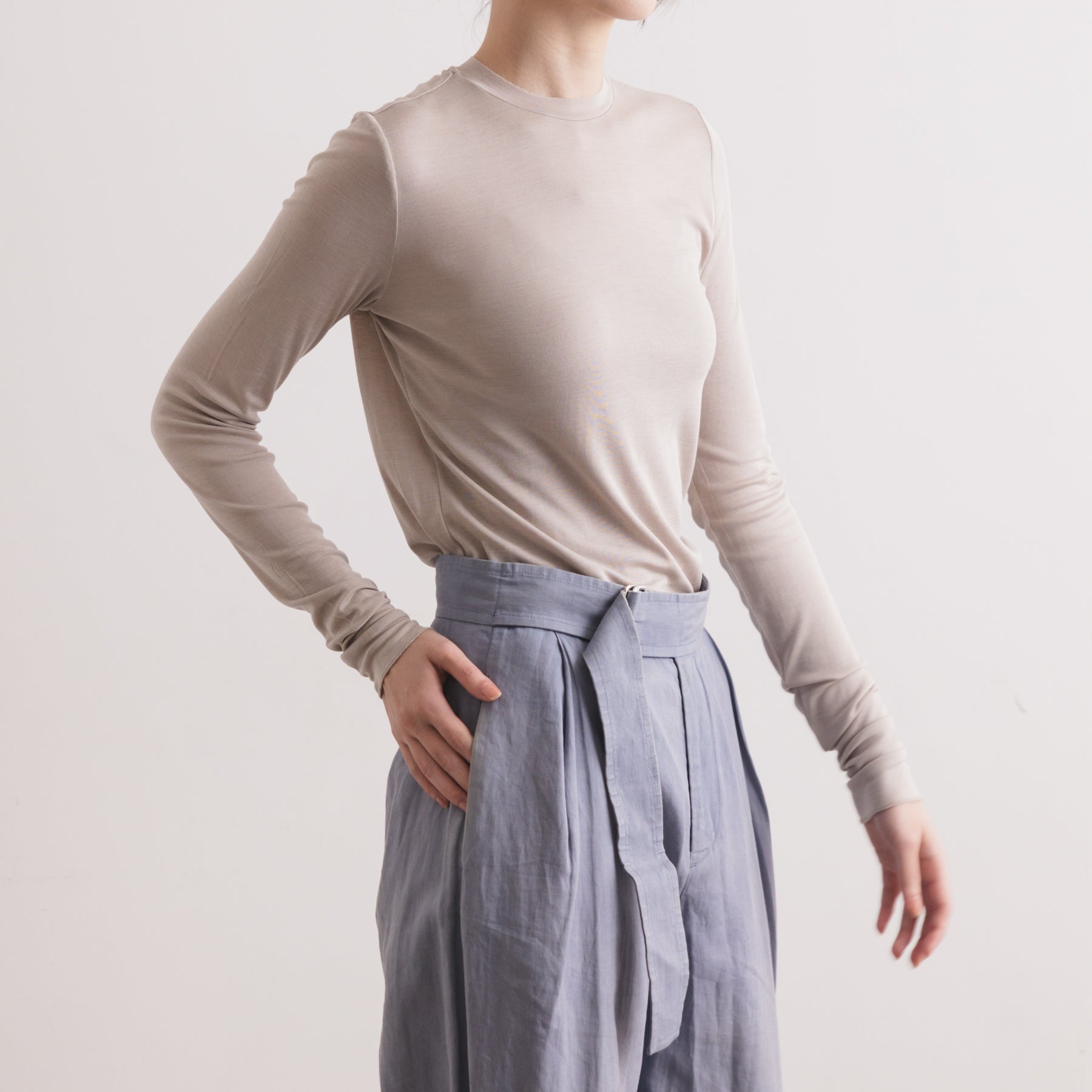 シルク100%クルーネックロングスリーブ, オイスターの着用イメージ(斜め前)