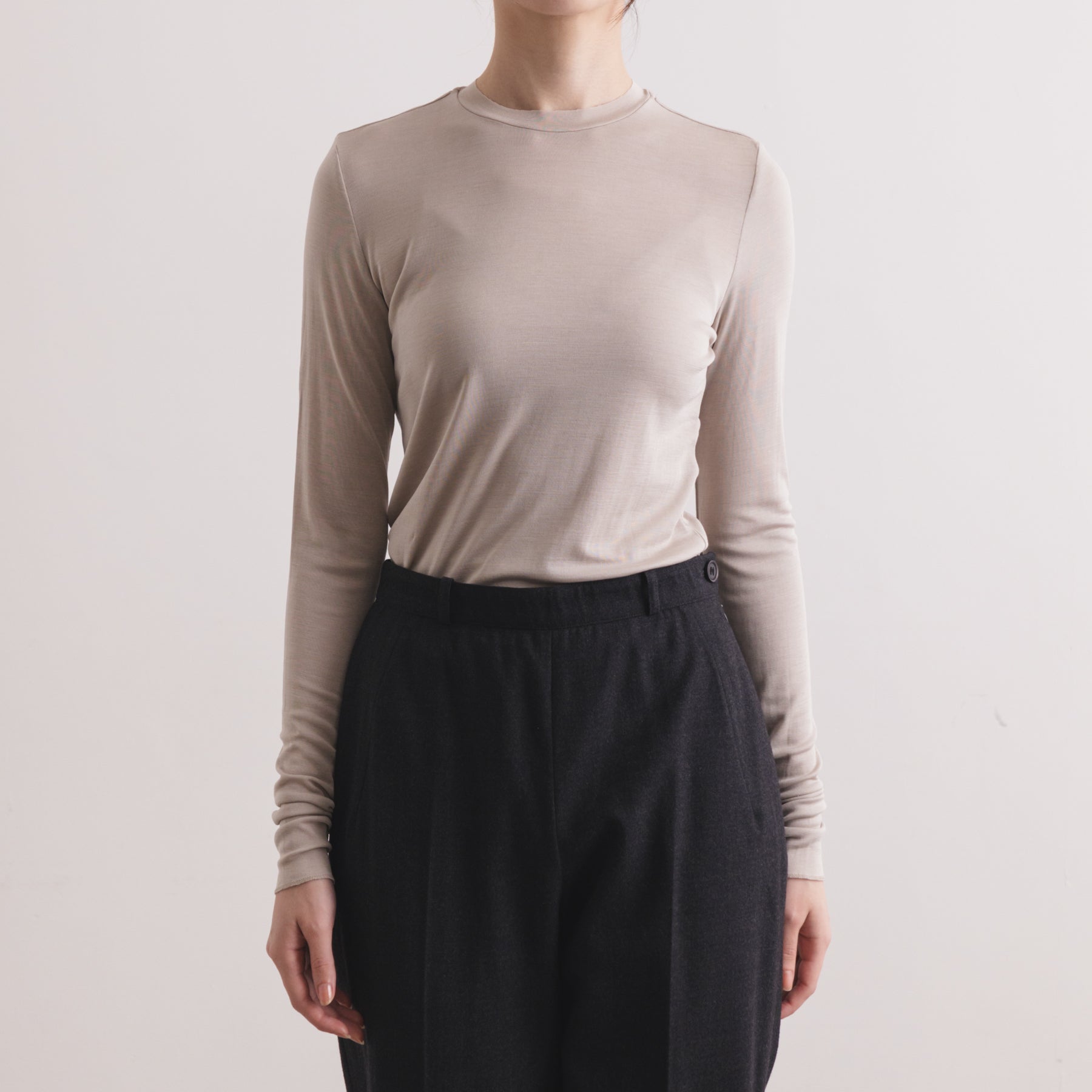 シルク100%クルーネックロングスリーブ, オイスターの着用イメージ(前)