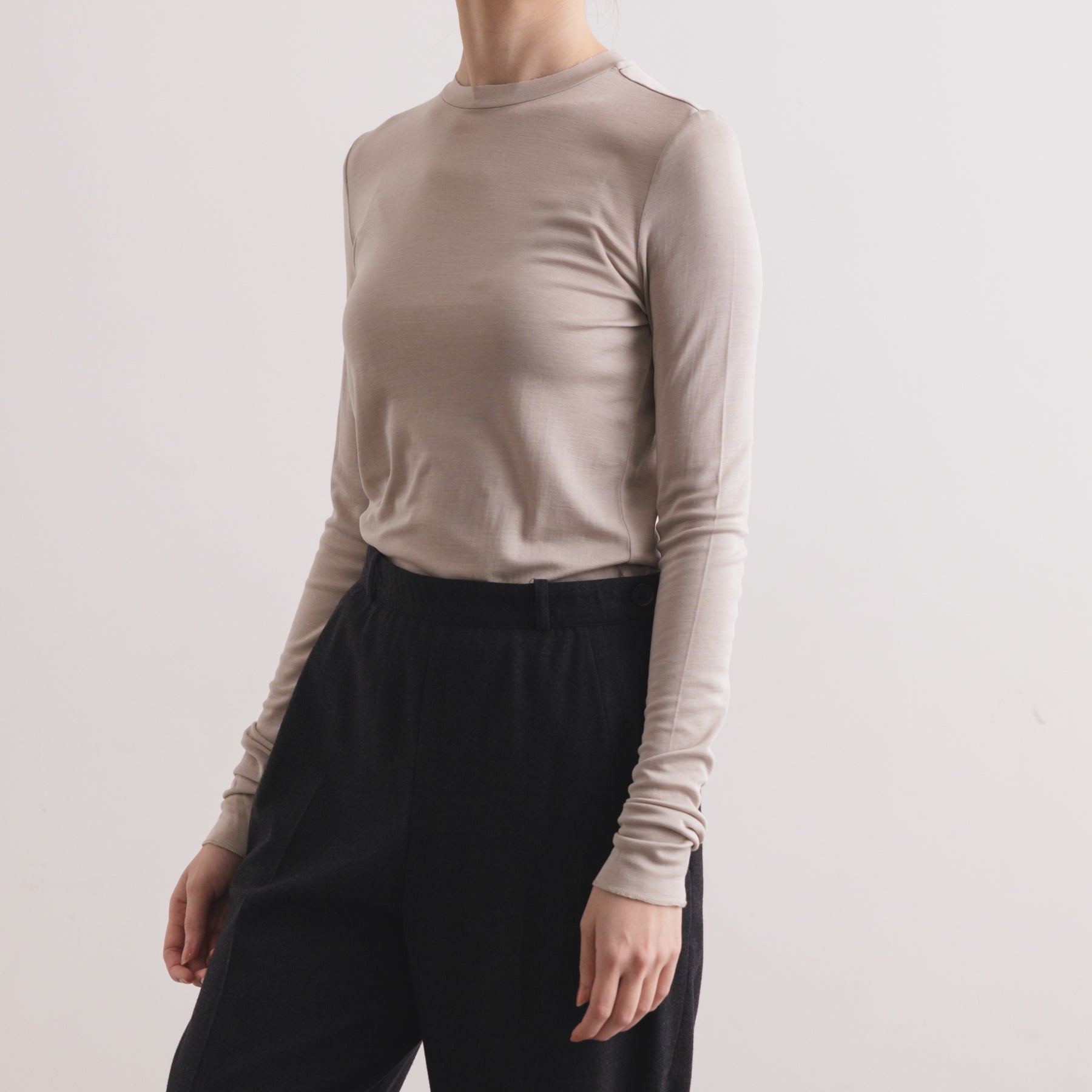 シルク100%クルーネックロングスリーブ, オイスターの着用イメージ(斜め前)