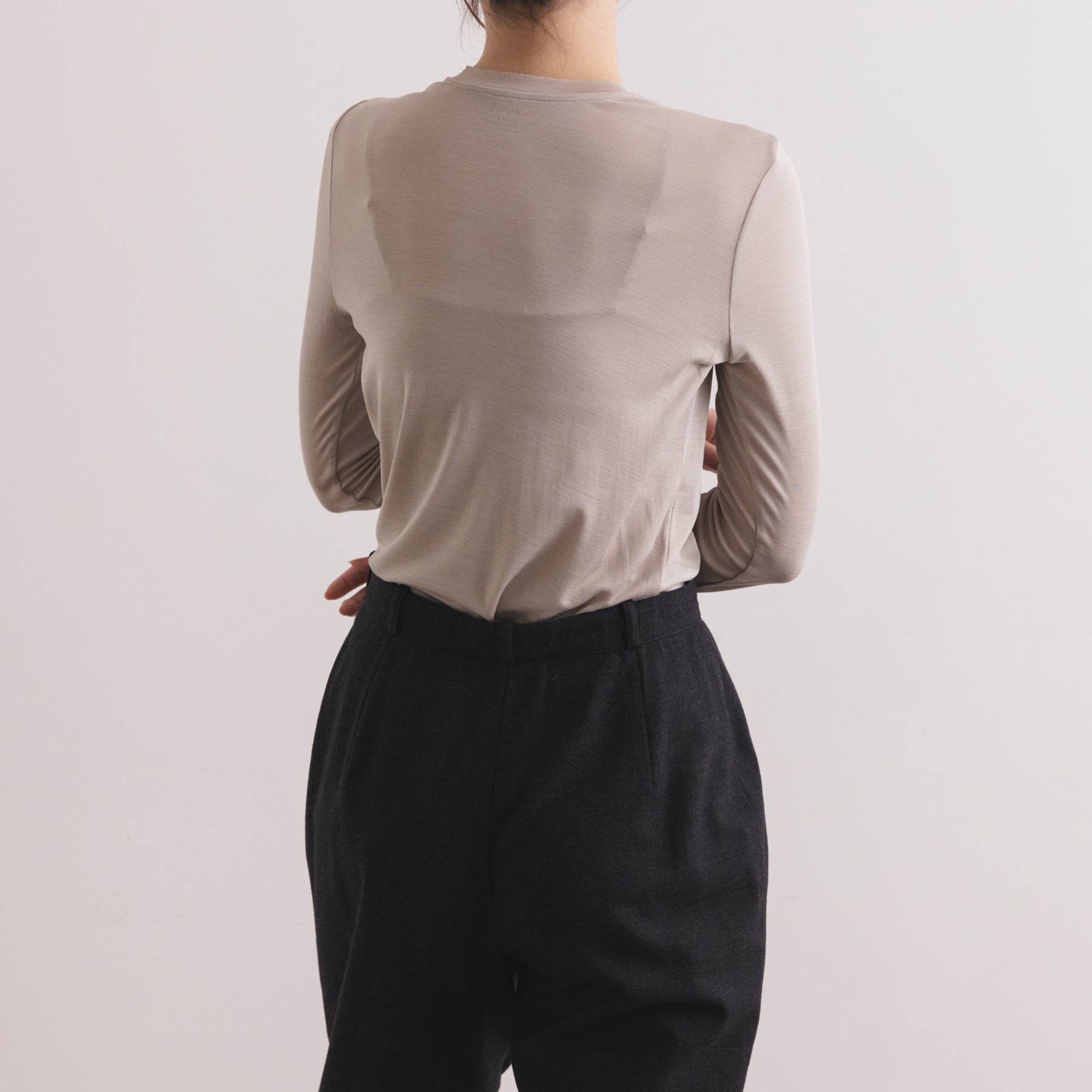 シルク100%クルーネックロングスリーブ, オイスターの着用イメージ(後)