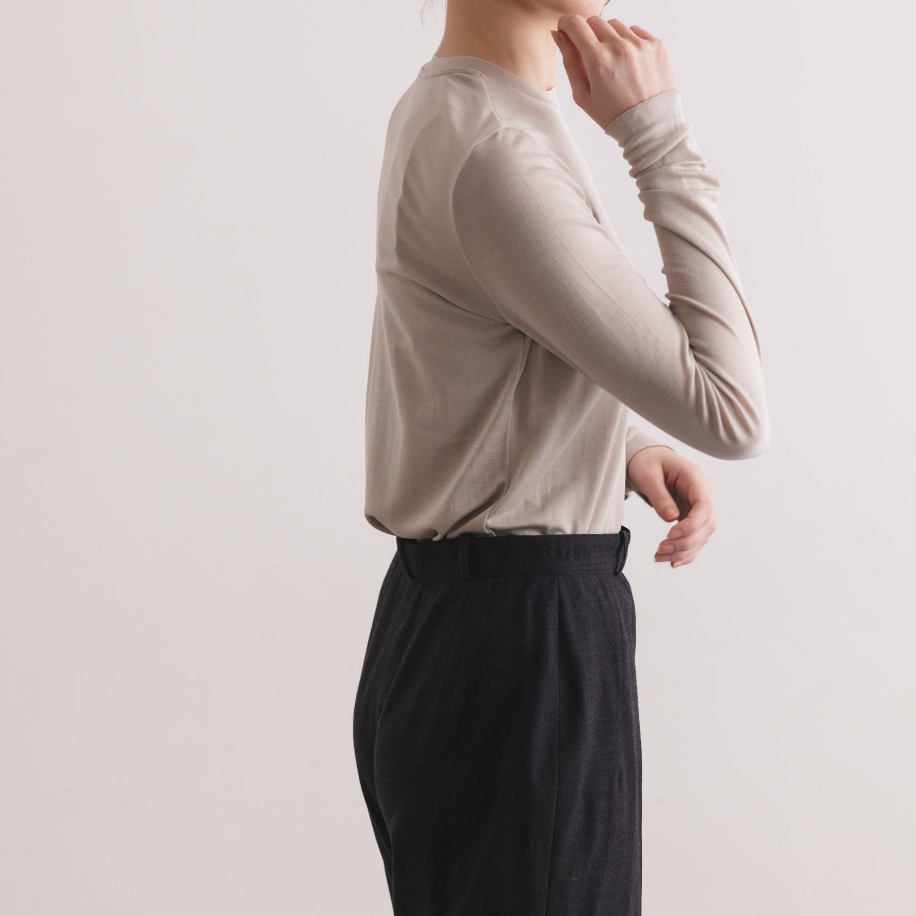 シルク100%クルーネックロングスリーブ, オイスターの着用イメージ(横)
