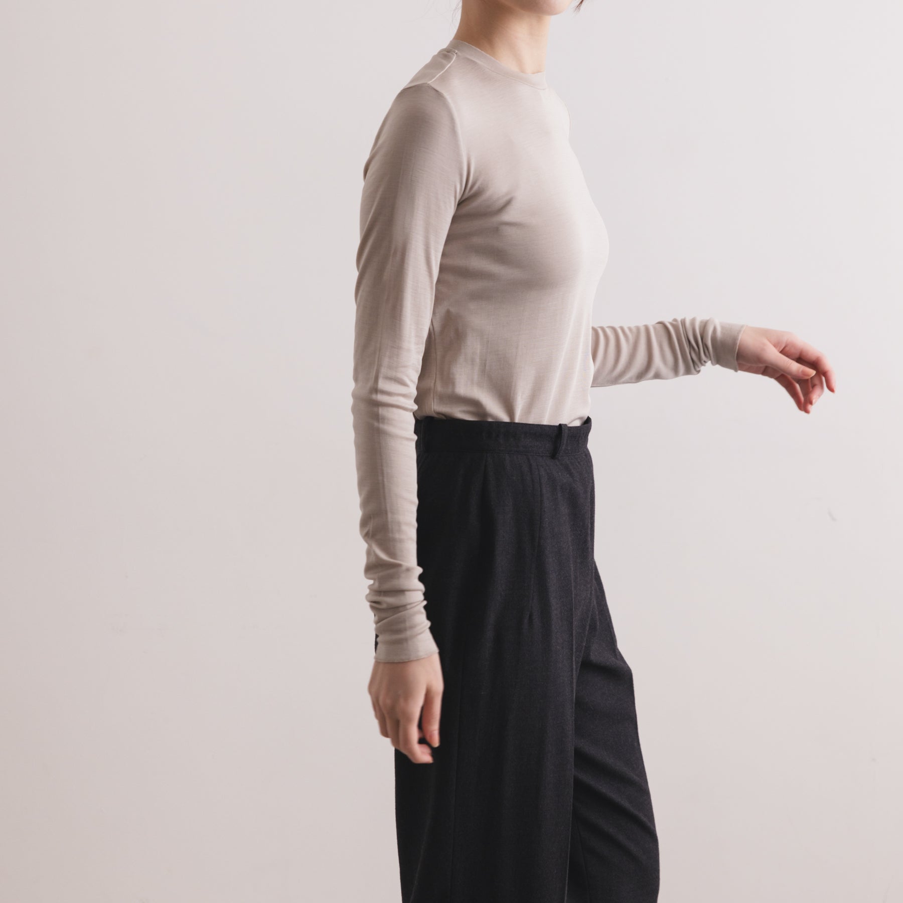 シルク100%クルーネックロングスリーブ, オイスターの着用イメージ(横)