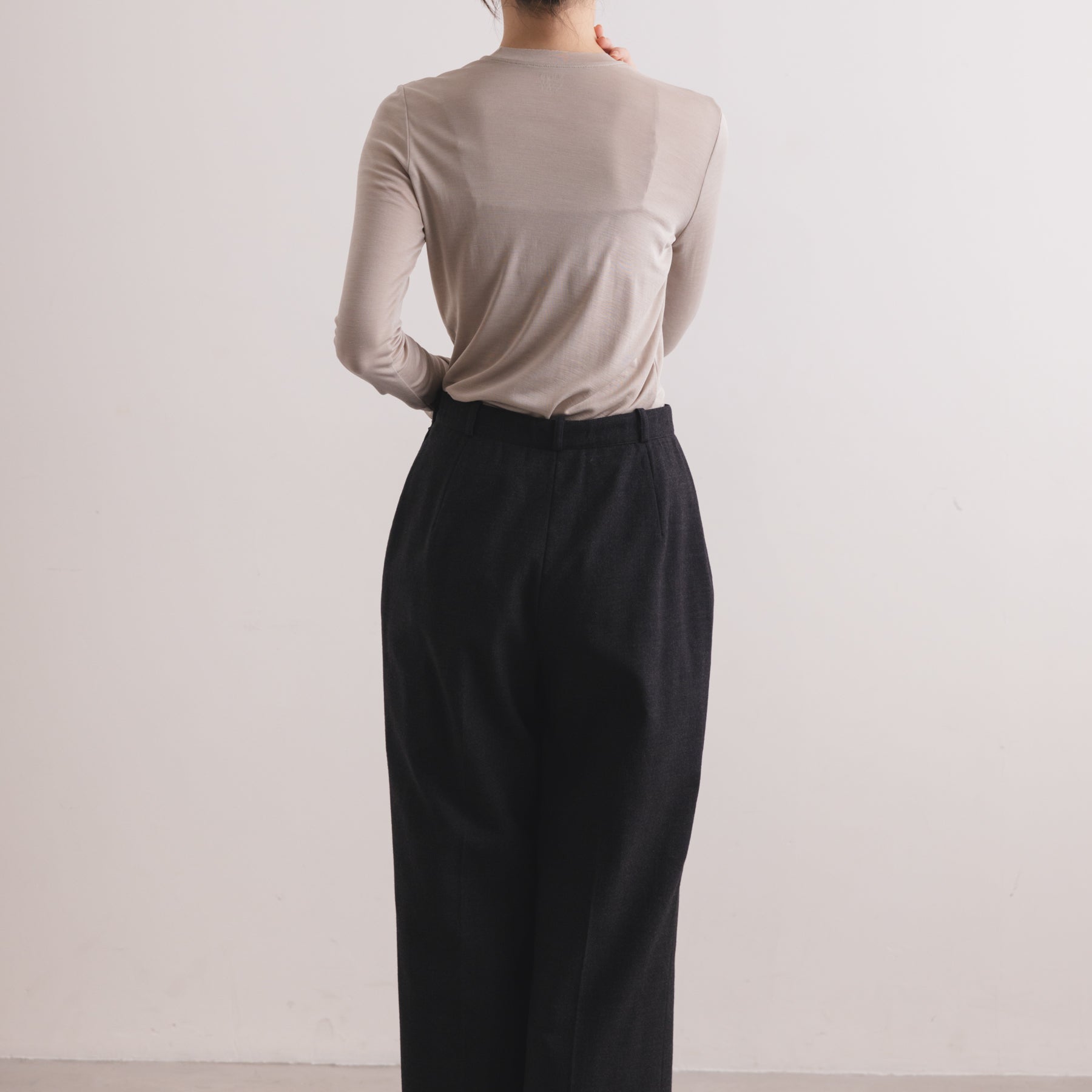 シルク100%クルーネックロングスリーブ, オイスターの着用イメージ(後)