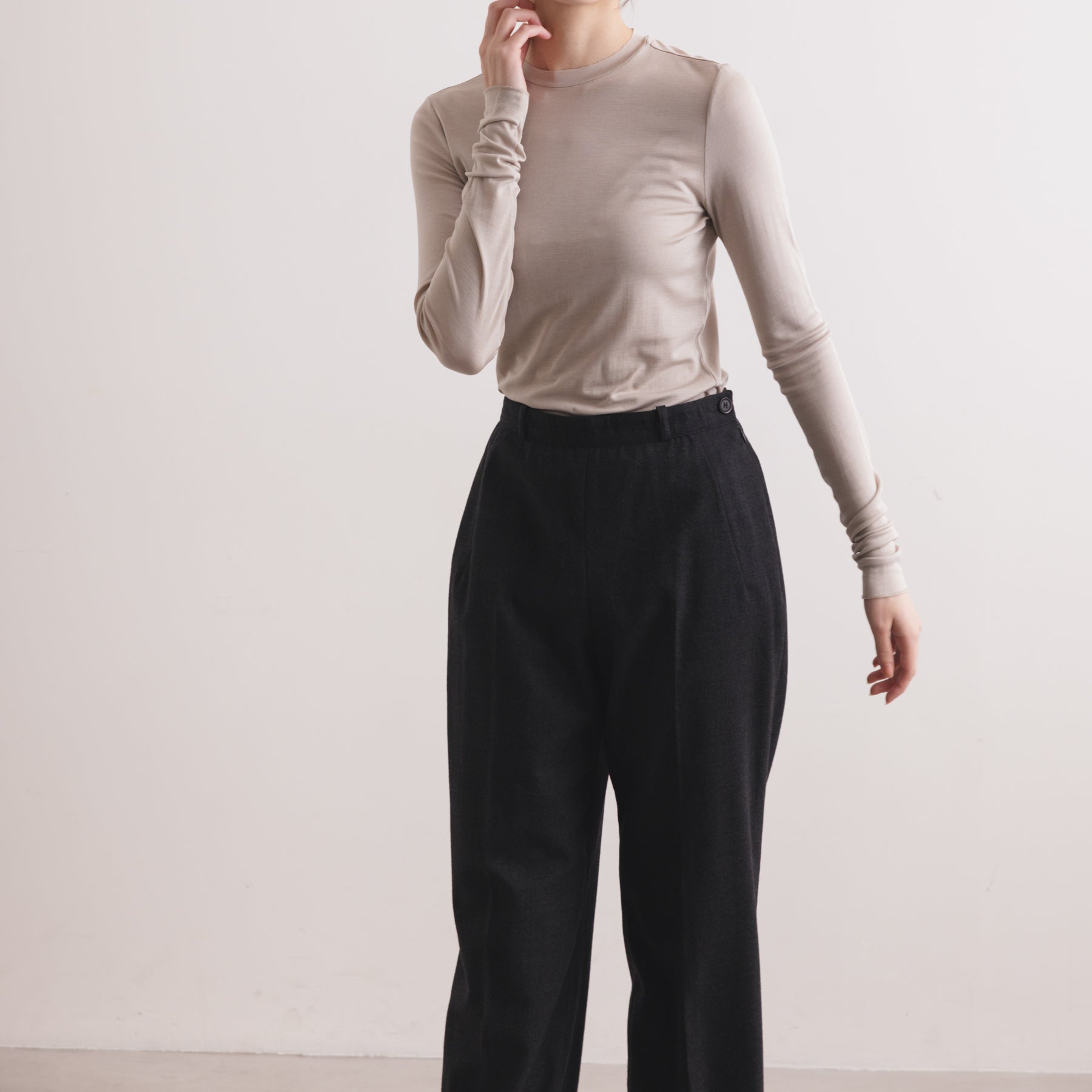 シルク100%クルーネックロングスリーブ, オイスターの着用イメージ(前)