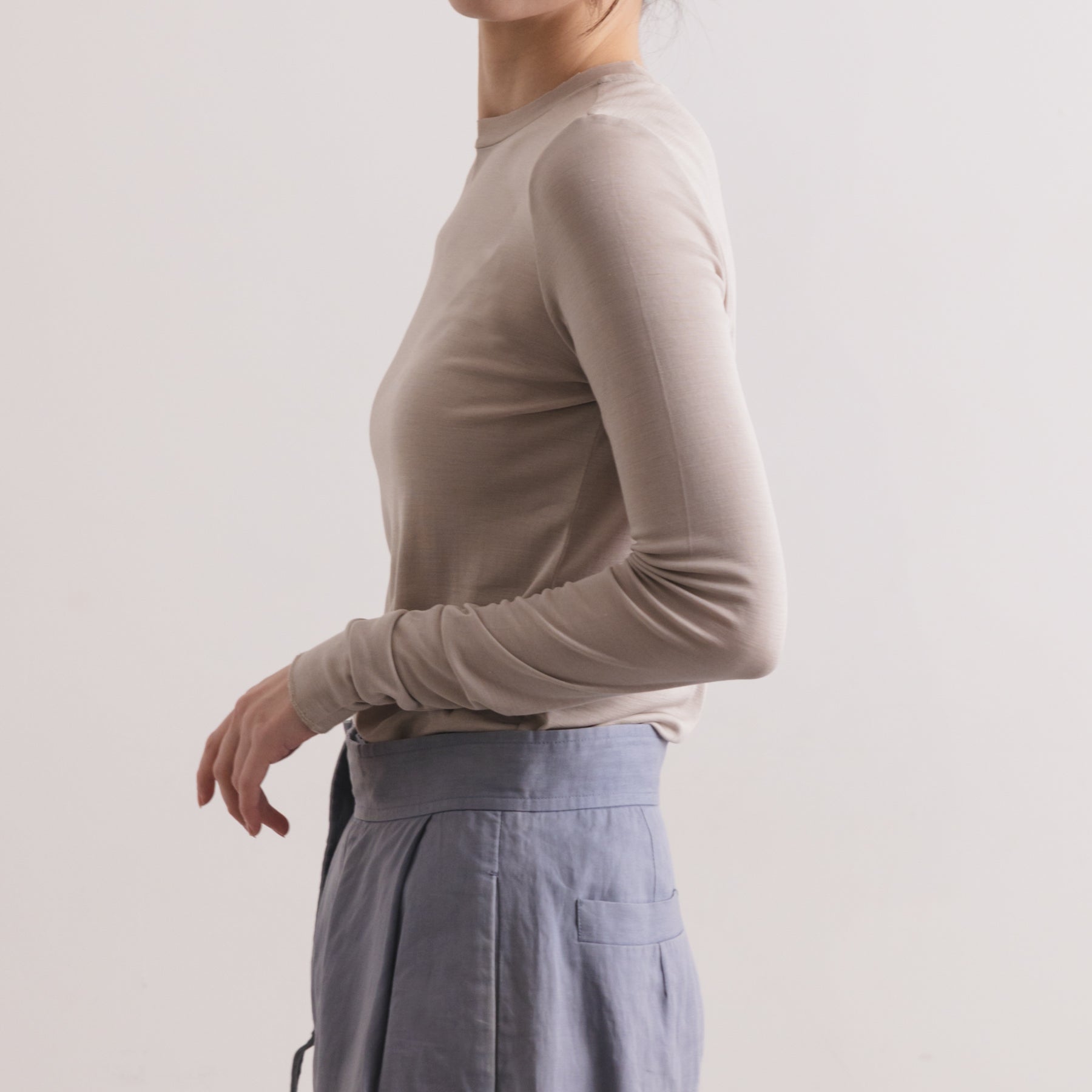 シルク100%クルーネックロングスリーブ, オイスターの着用イメージ(横)