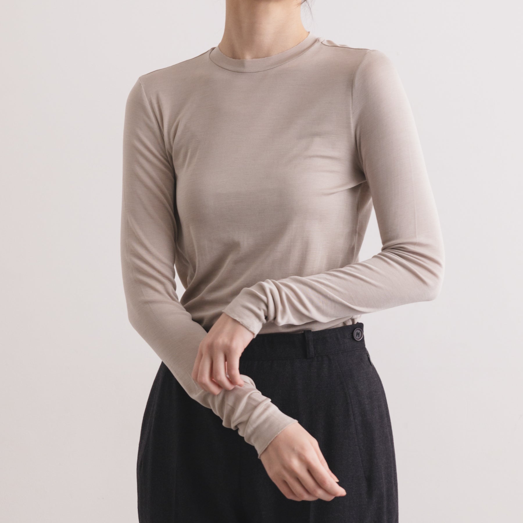 シルク100%クルーネックロングスリーブ, オイスターの着用イメージ(前)