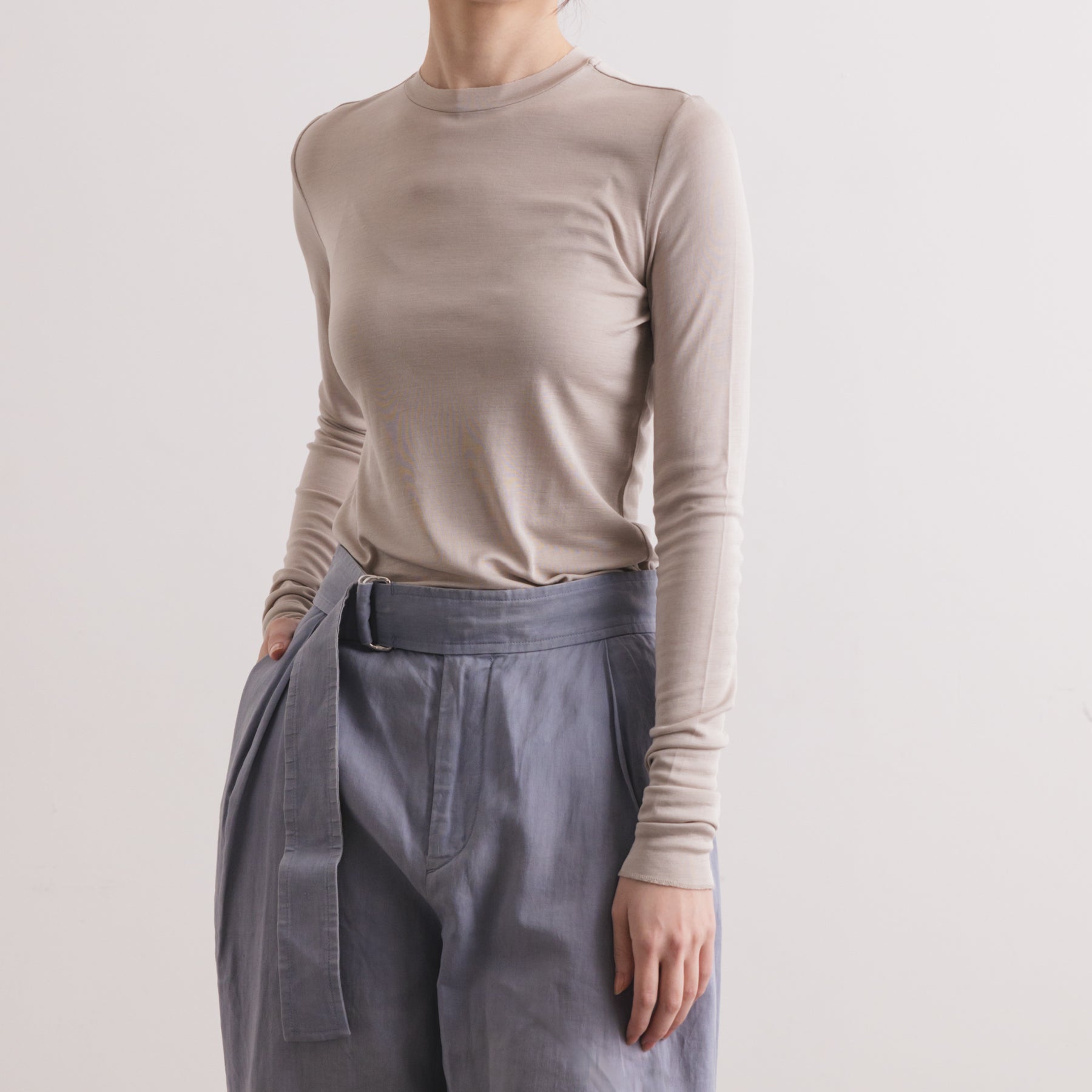 シルク100%クルーネックロングスリーブ, オイスターの着用イメージ(前)