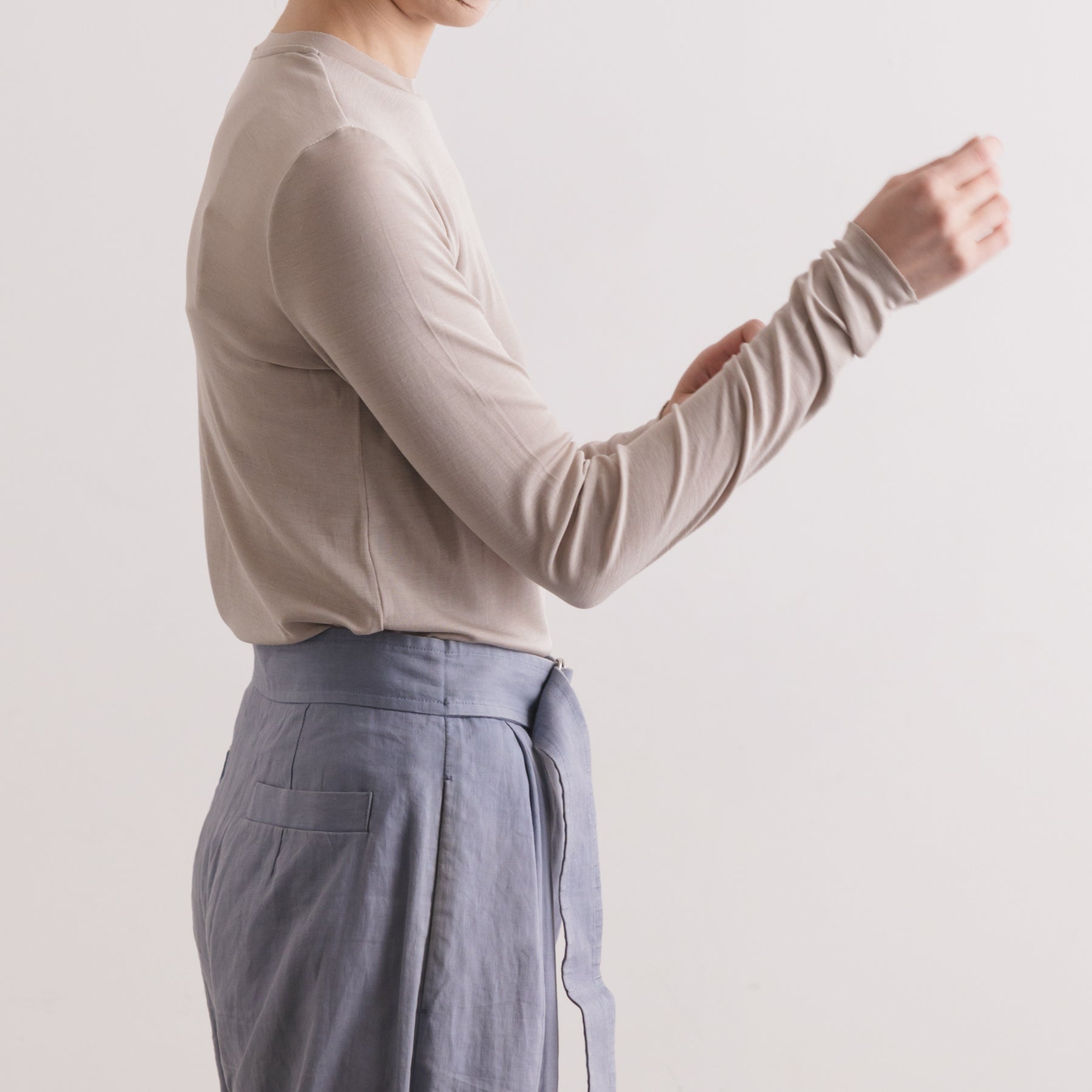 シルク100%クルーネックロングスリーブ, オイスターの着用イメージ(横)