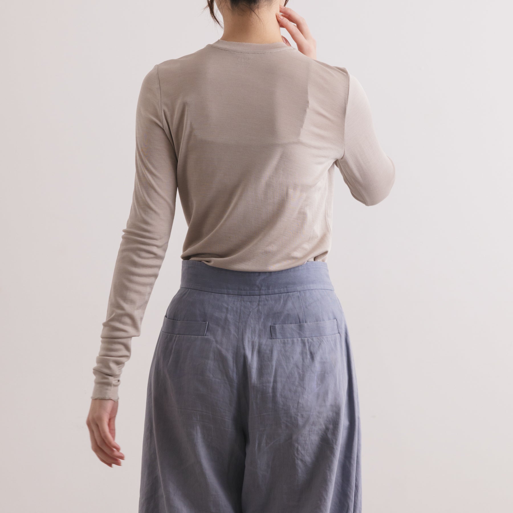 シルク100%クルーネックロングスリーブ, オイスターの着用イメージ(後)
