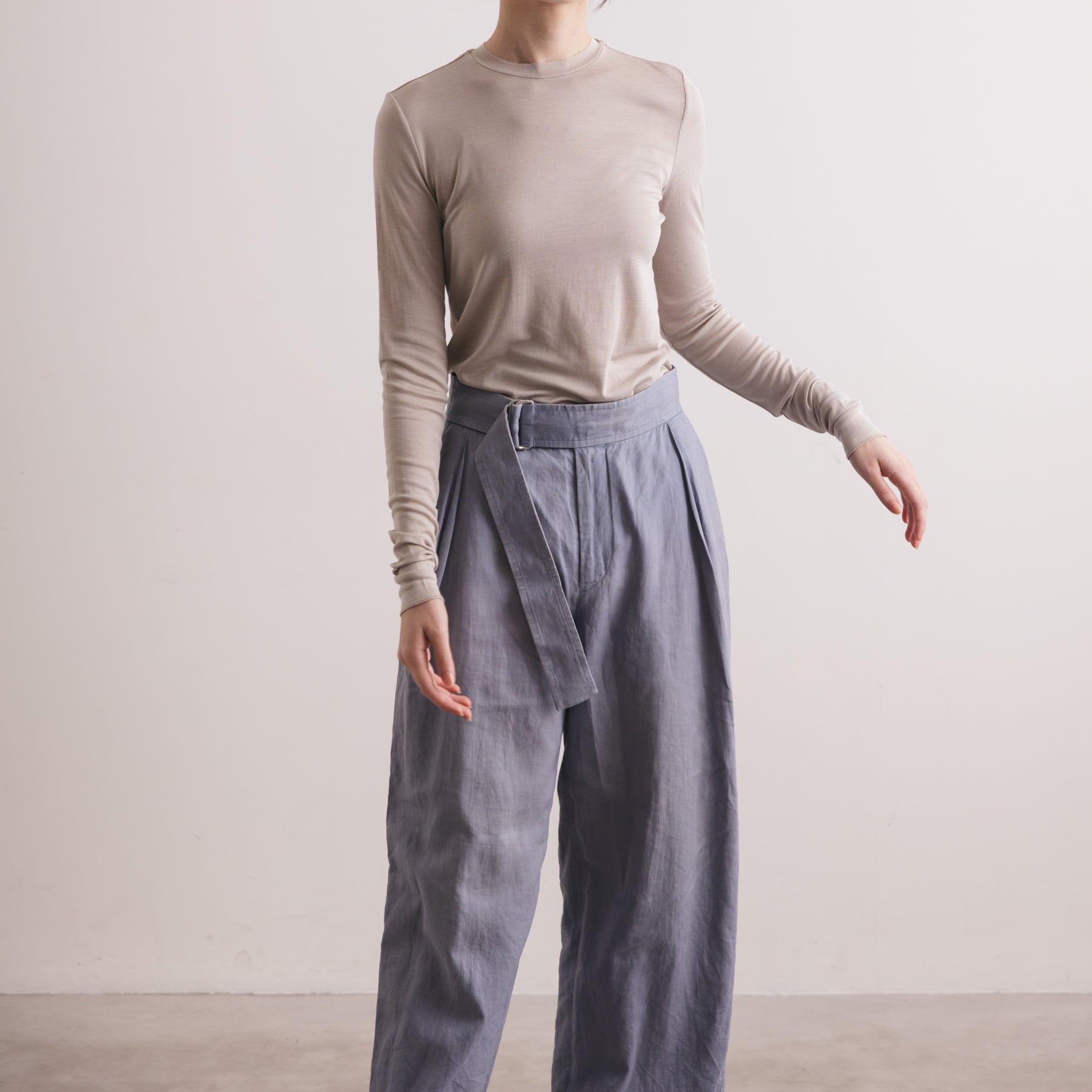 シルク100%クルーネックロングスリーブ, オイスターの着用イメージ(前)