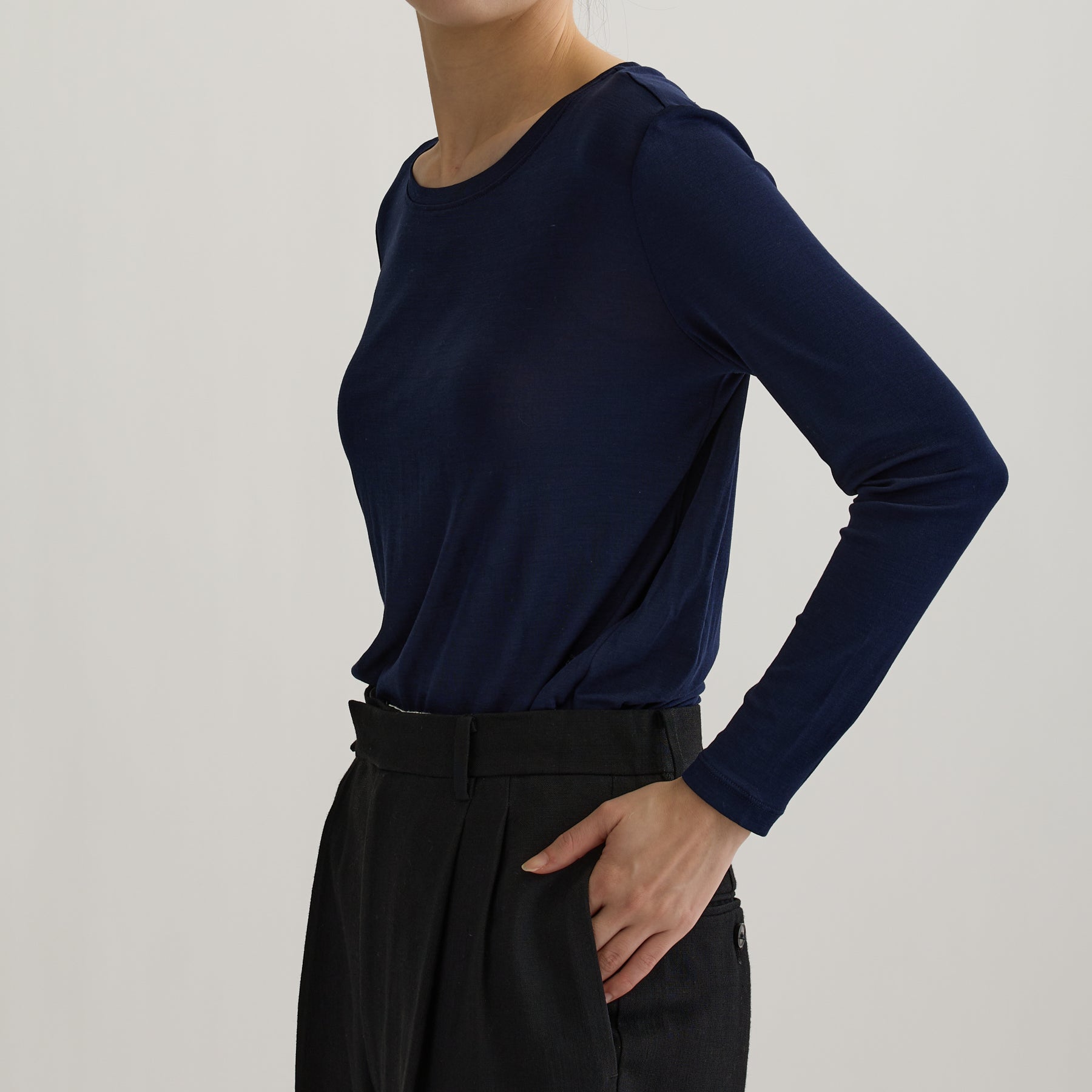 シルク100%長袖カットソー, ネイビーの着用イメージ(斜め前)