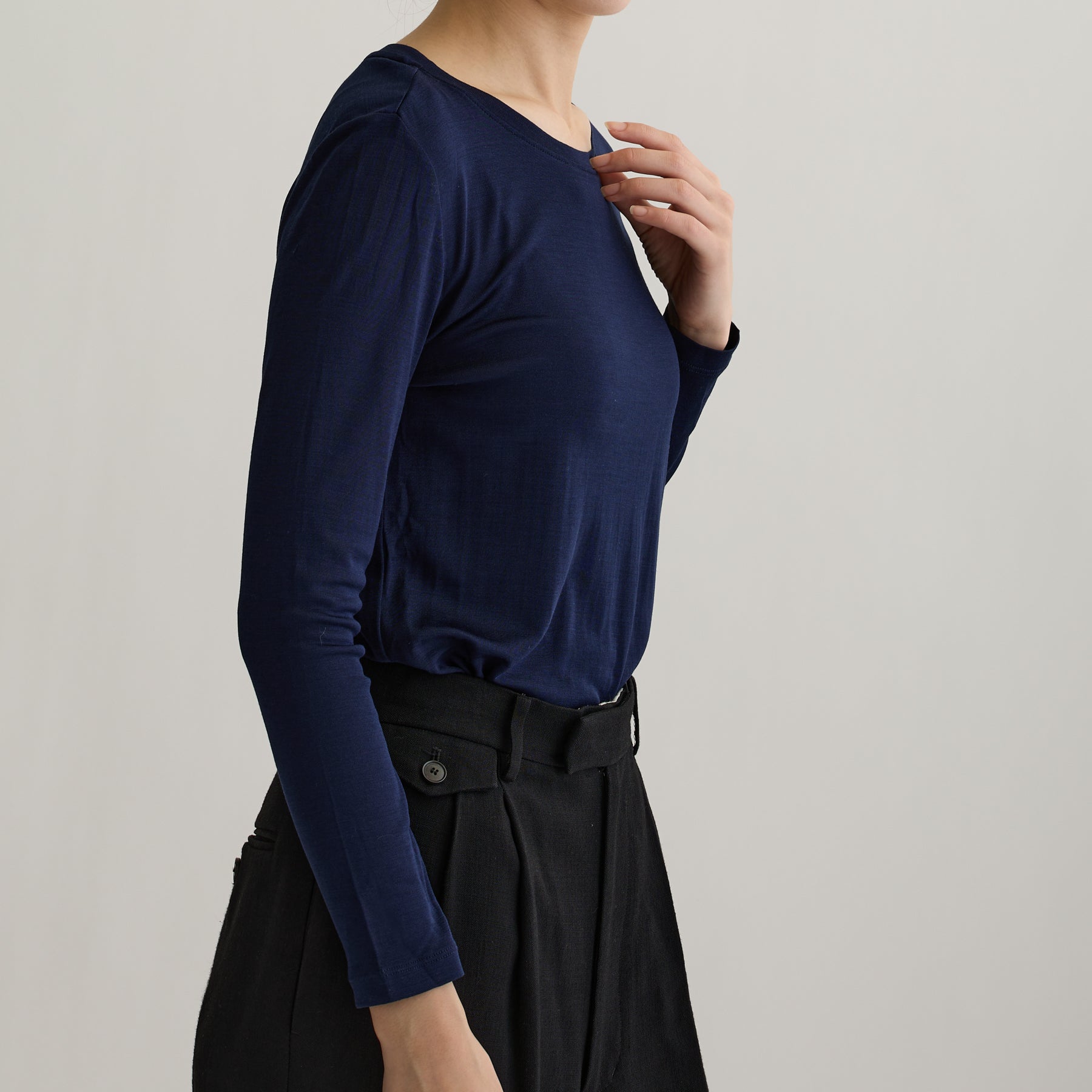 シルク100%長袖カットソー, ネイビーの着用イメージ(横)