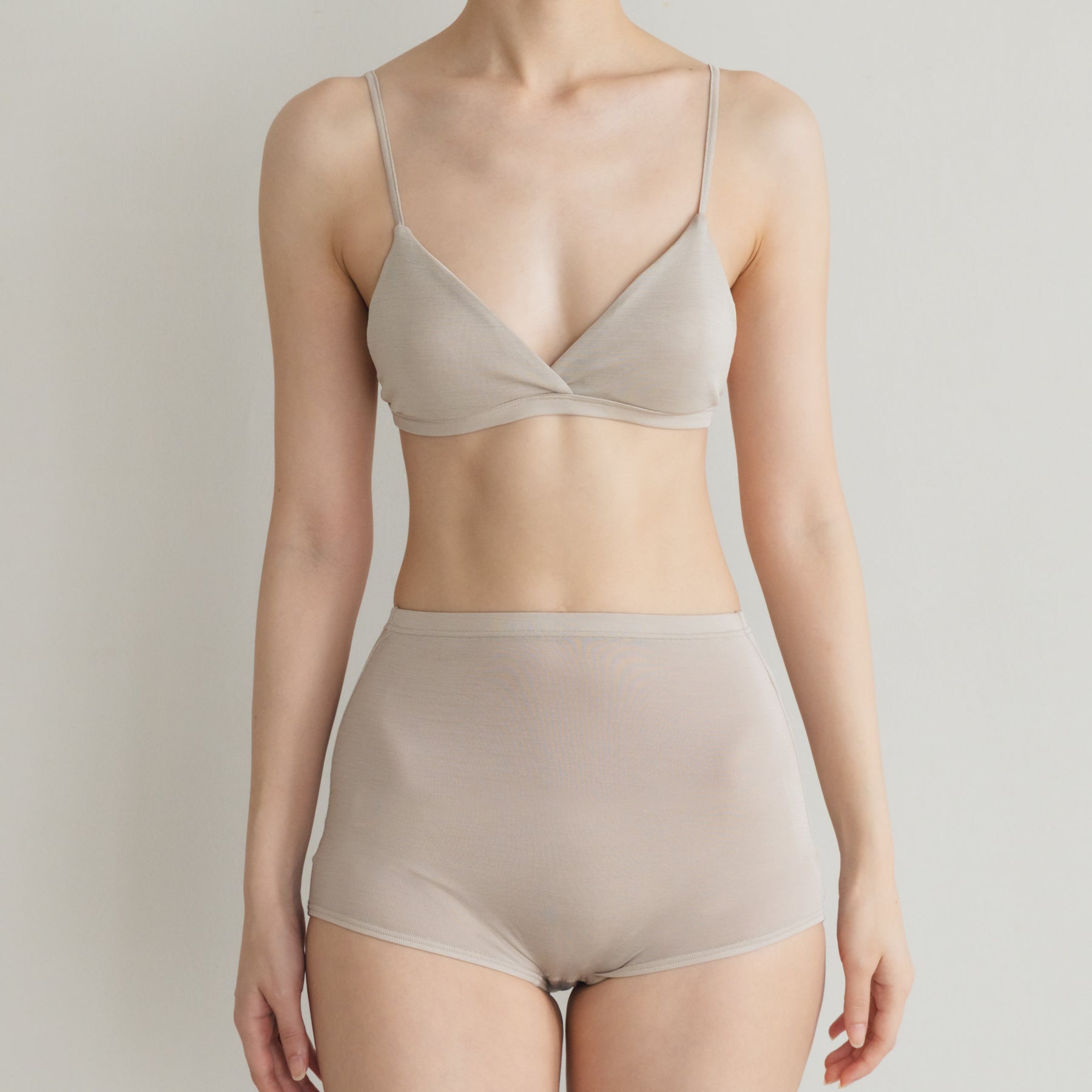 シルク100%ブラレットとハイウエストショーツ, オイスターの着用イメージ(前)