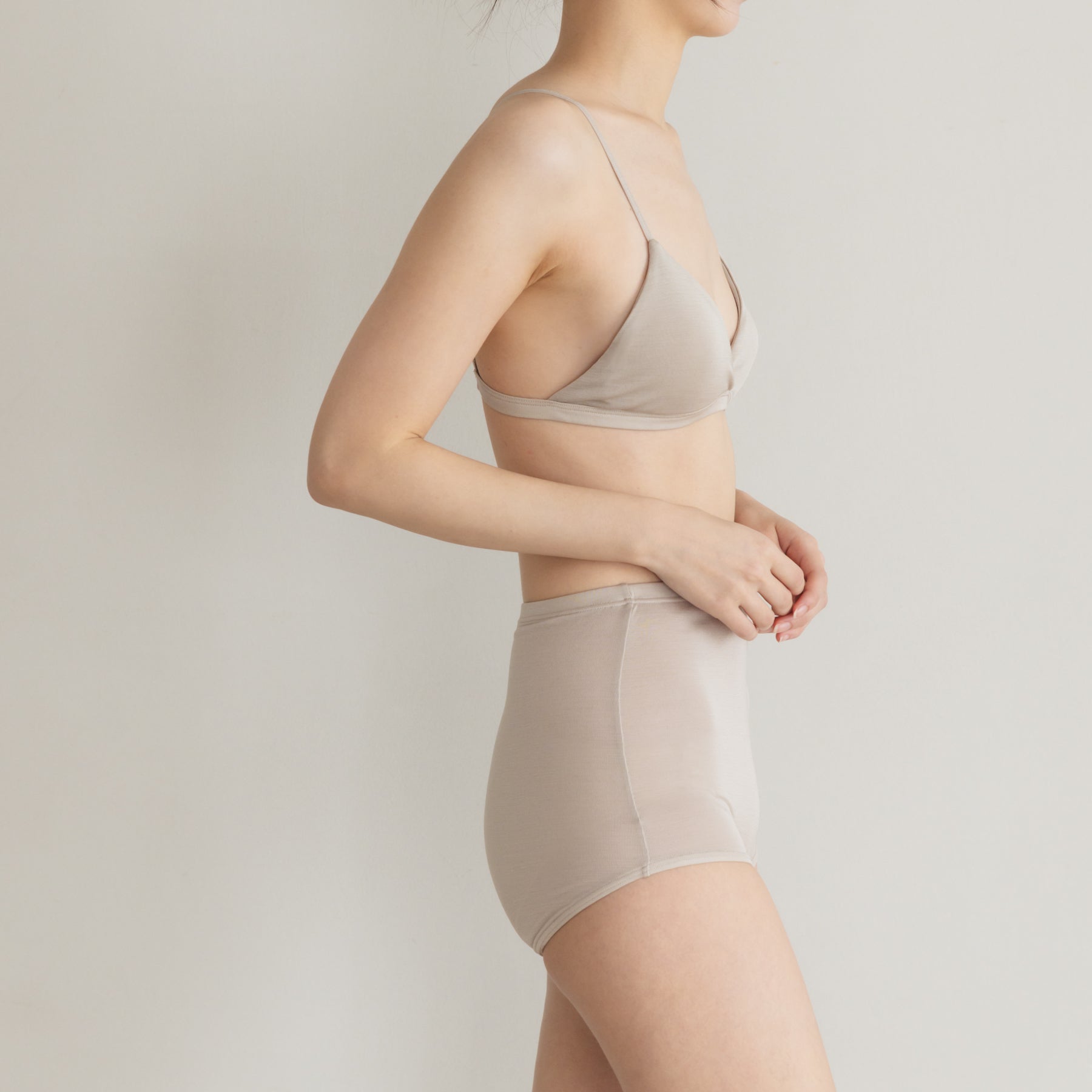 シルク100%ブラレットとハイウエストショーツ, オイスターの着用イメージ(横)