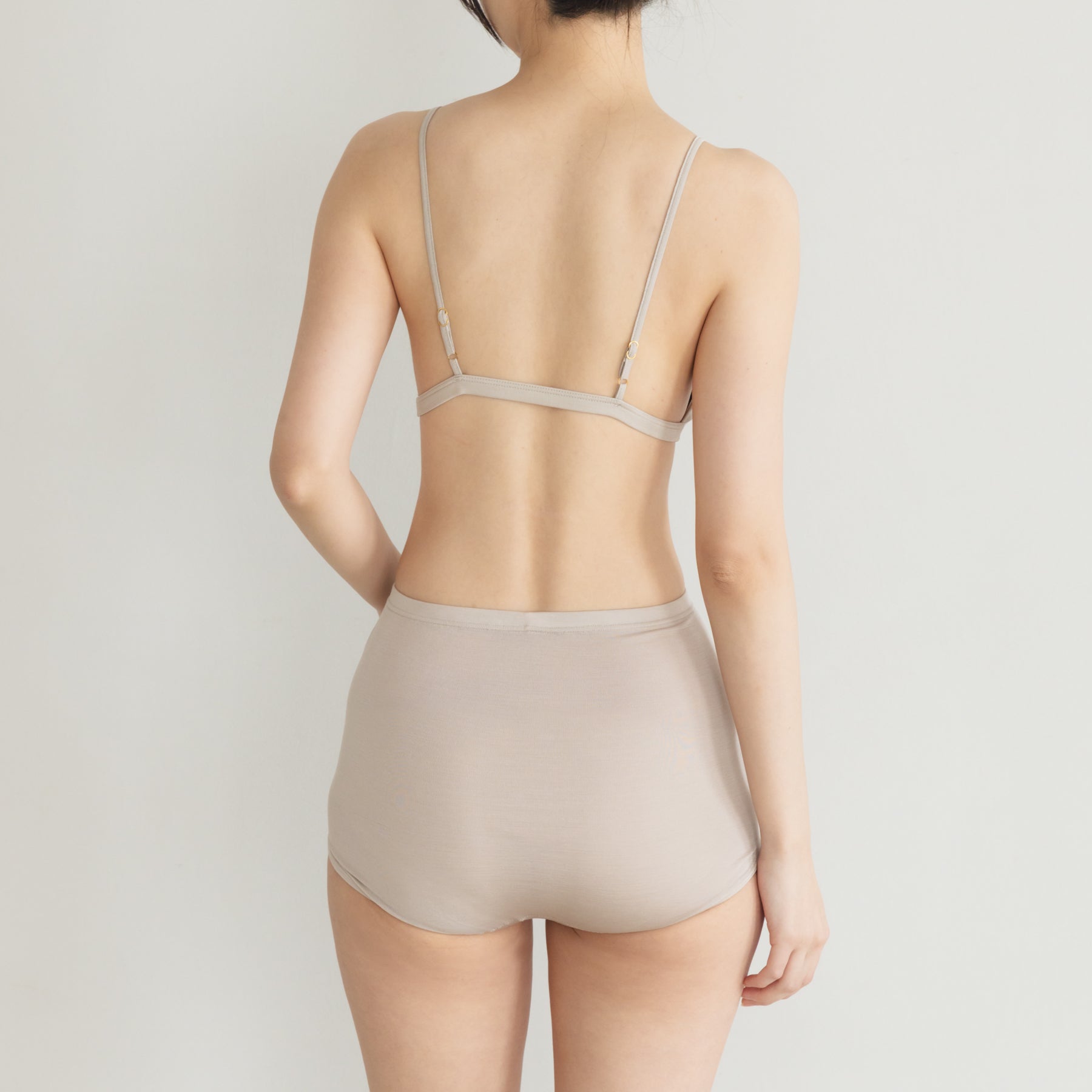 シルク100%ブラレットとハイウエストショーツ, オイスターの着用イメージ(後)