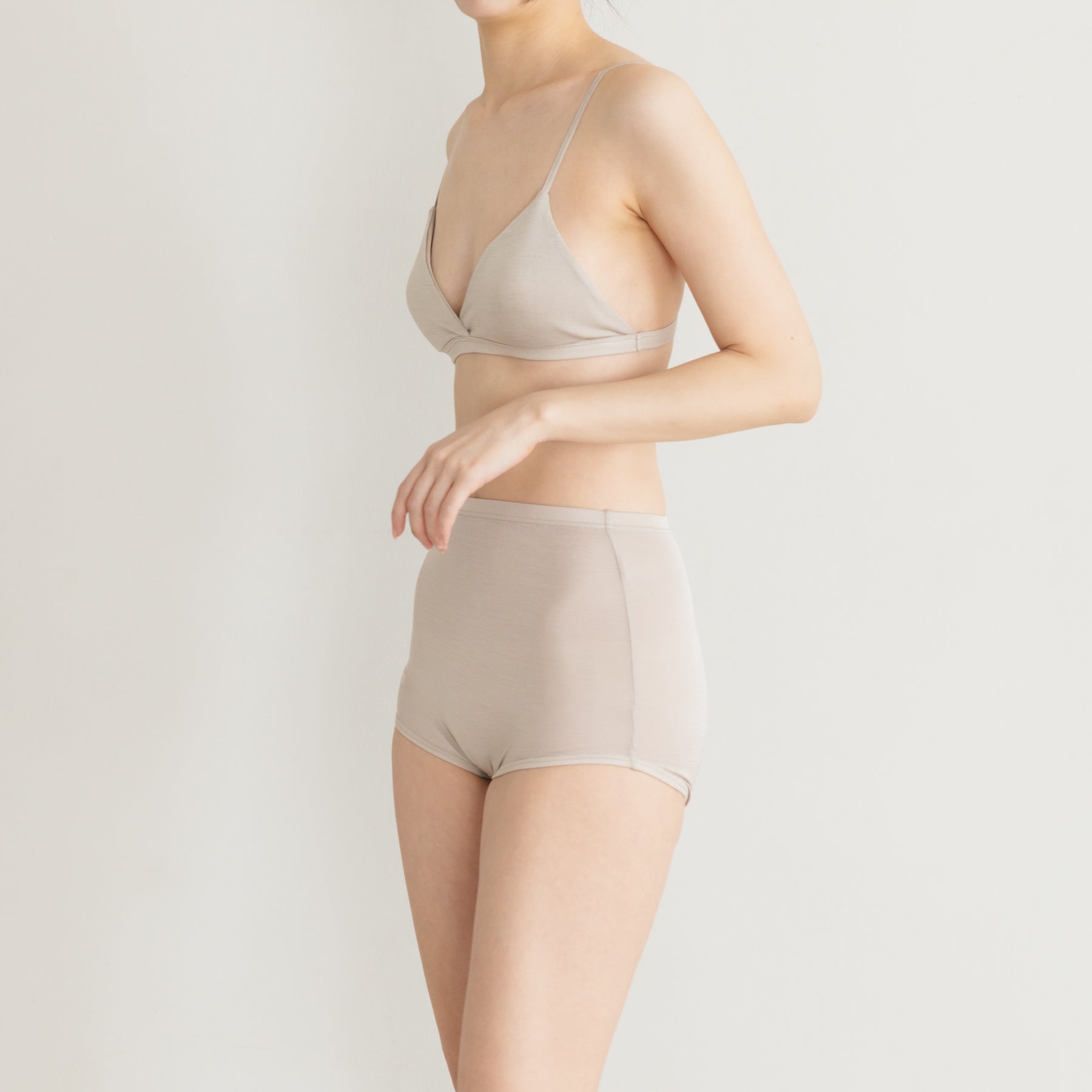 シルク100%ブラレットとハイウエストショーツ, オイスターの着用イメージ(斜め前)
