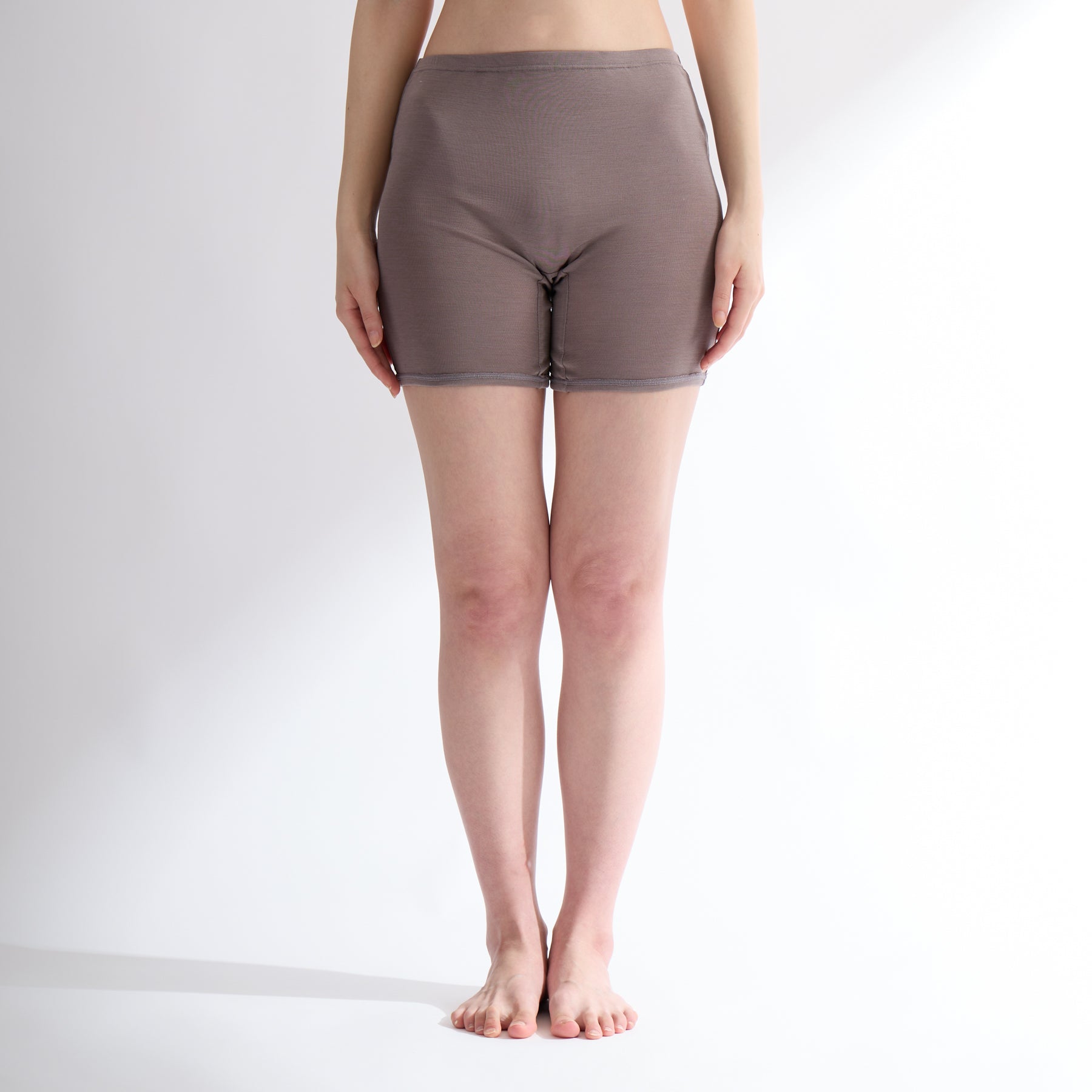 商品管理 シルク100%ロングショーツ・2分丈レギンス, トープの着用イメージ(前)
